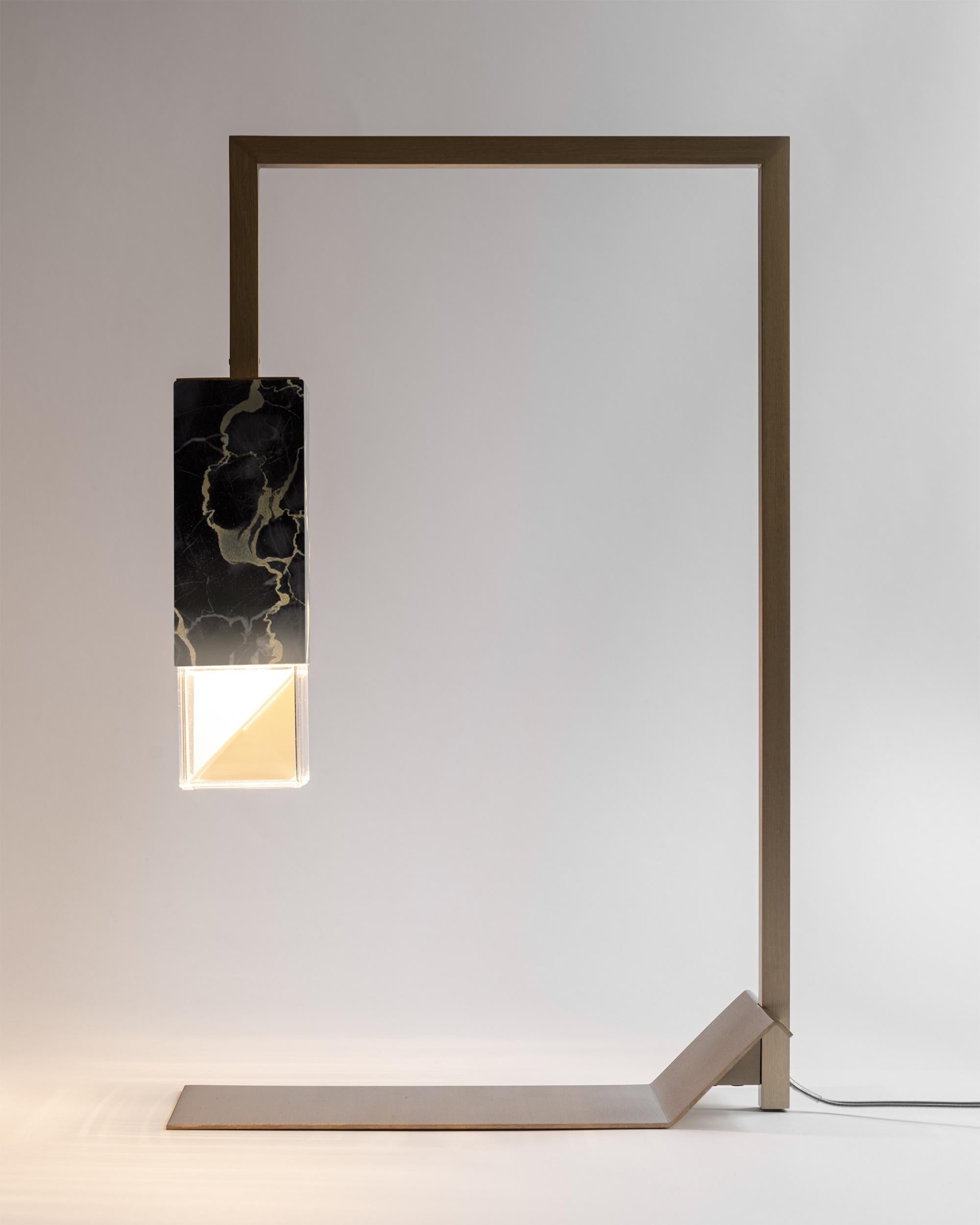 Lampe de bureau contemporaine en marbre noir et or faite à la main par Formaminima Neuf - En vente à Porto, PT