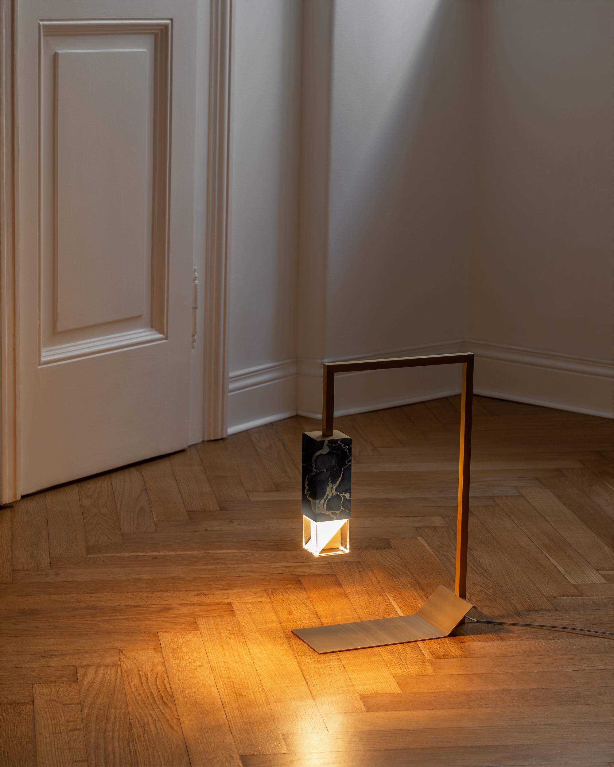 XXIe siècle et contemporain Lampe de bureau contemporaine en marbre noir et or faite à la main par Formaminima en vente