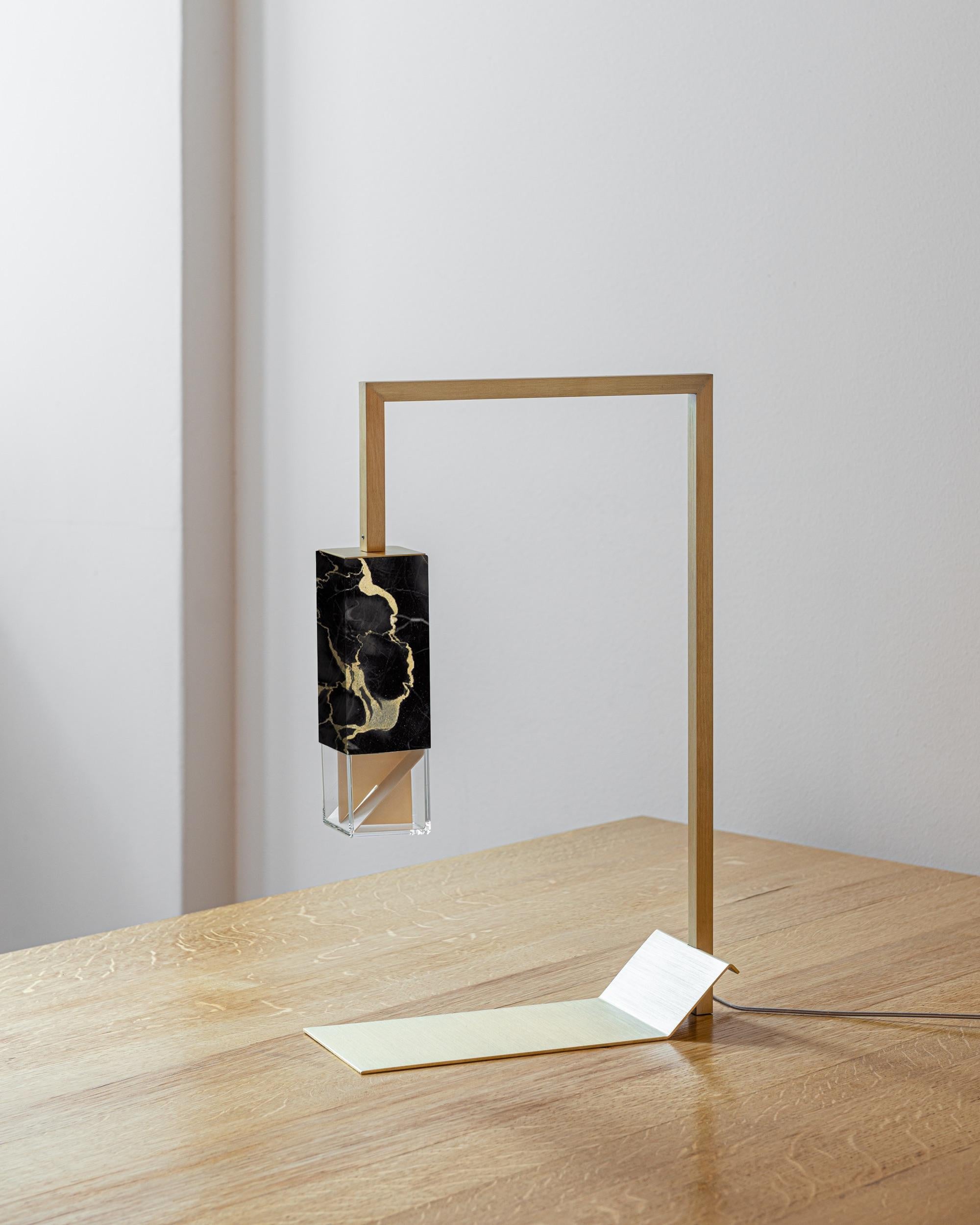 Laiton Lampe de bureau contemporaine en marbre noir et or faite à la main par Formaminima en vente