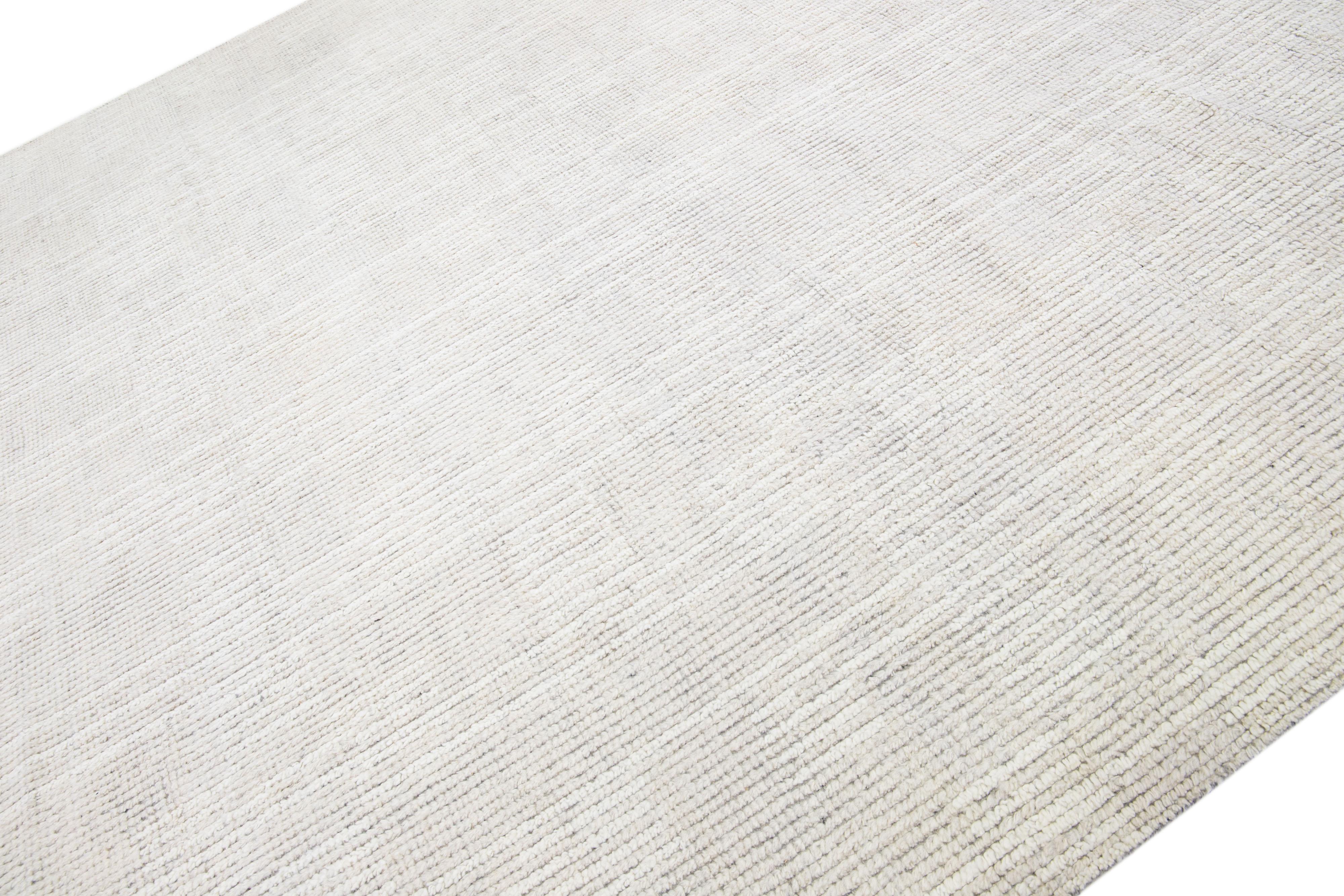Alfombra moderna minimalista de estilo marroquí hecha a mano en lana marfil by Apadana Moderno en venta