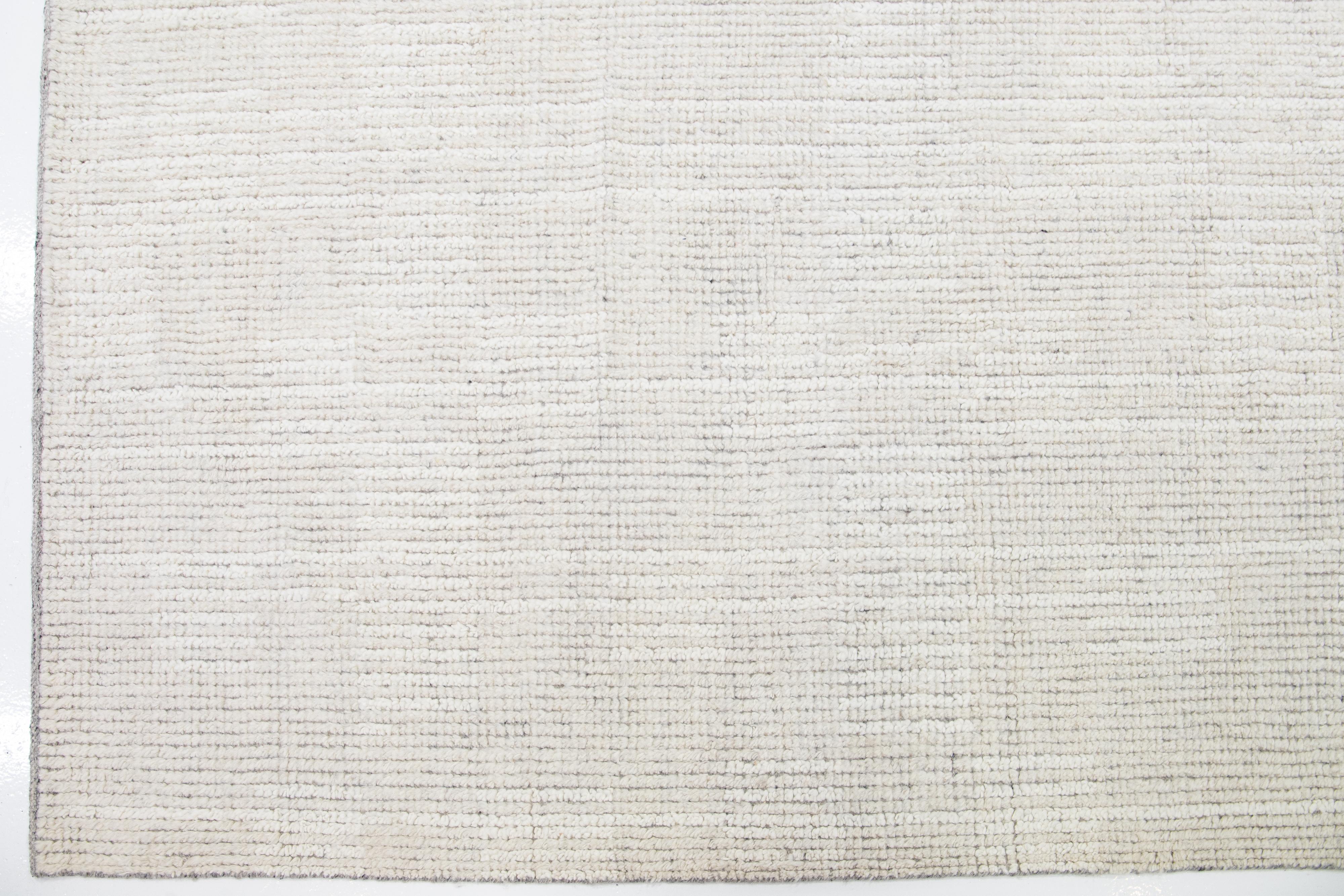 Alfombra moderna minimalista de estilo marroquí hecha a mano en lana marfil by Apadana Indio en venta