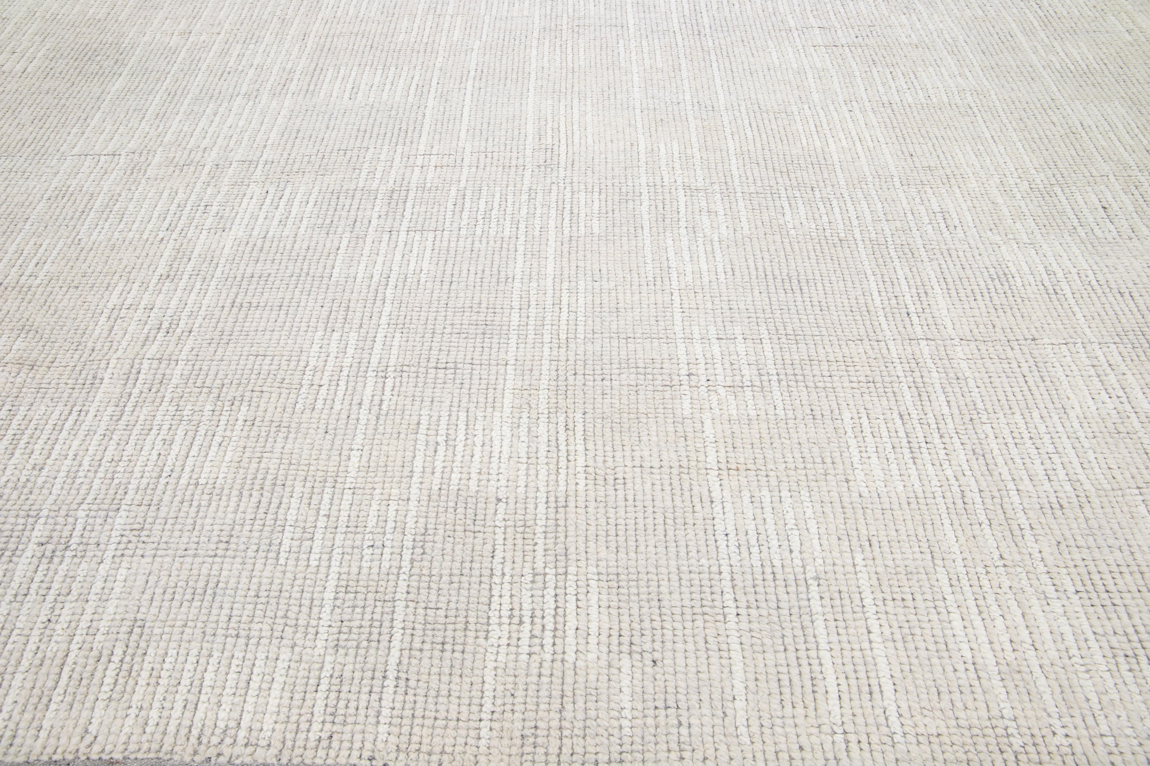 Alfombra moderna minimalista de estilo marroquí hecha a mano en lana marfil by Apadana Anudado a mano en venta