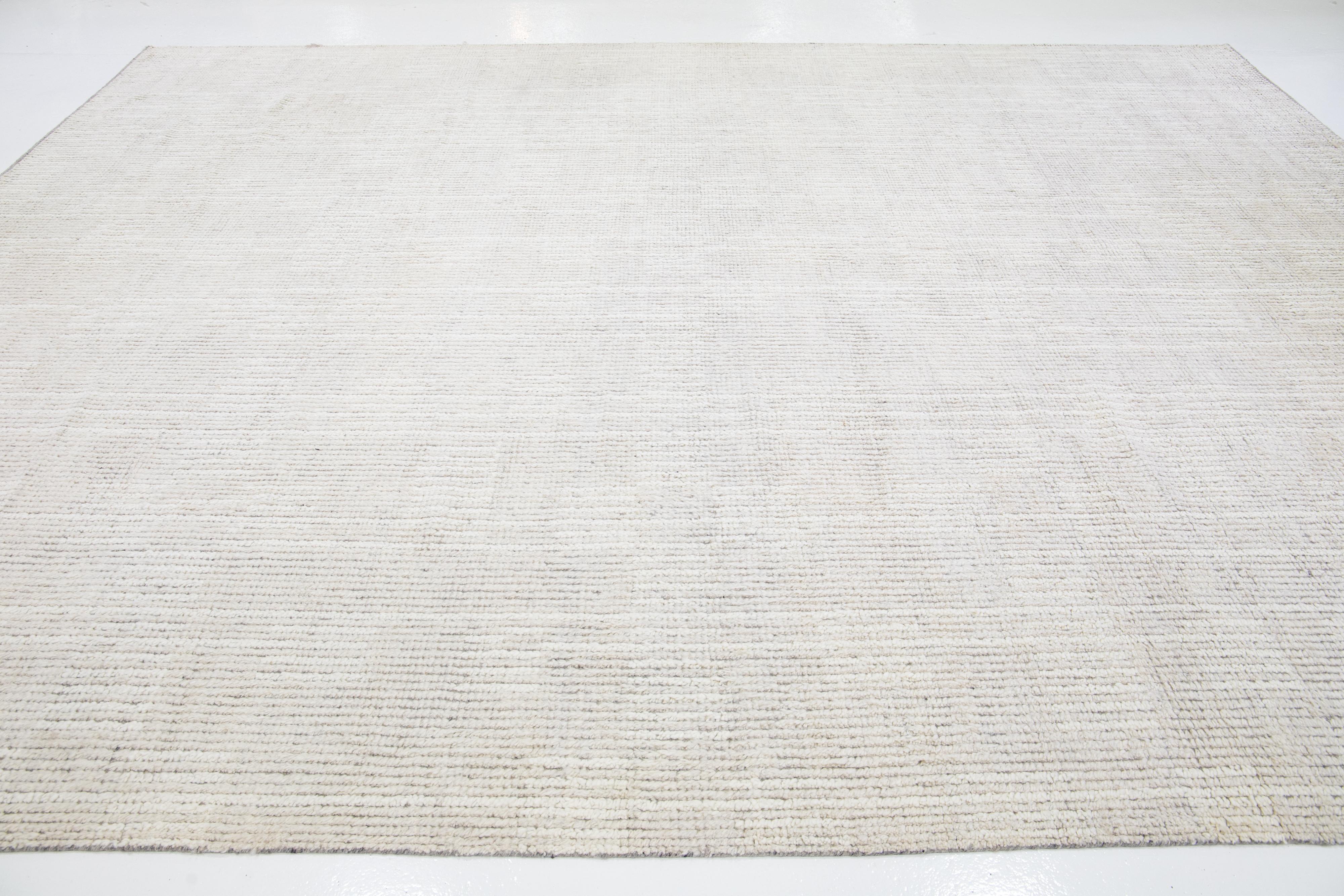 Alfombra moderna minimalista de estilo marroquí hecha a mano en lana marfil by Apadana en Nuevo estado para la venta en Norwalk, CT