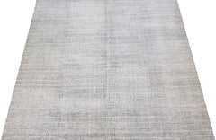 Moderner minimalistischer übergroßer Wollteppich im marokkanischen Stil in Grau von Apadana