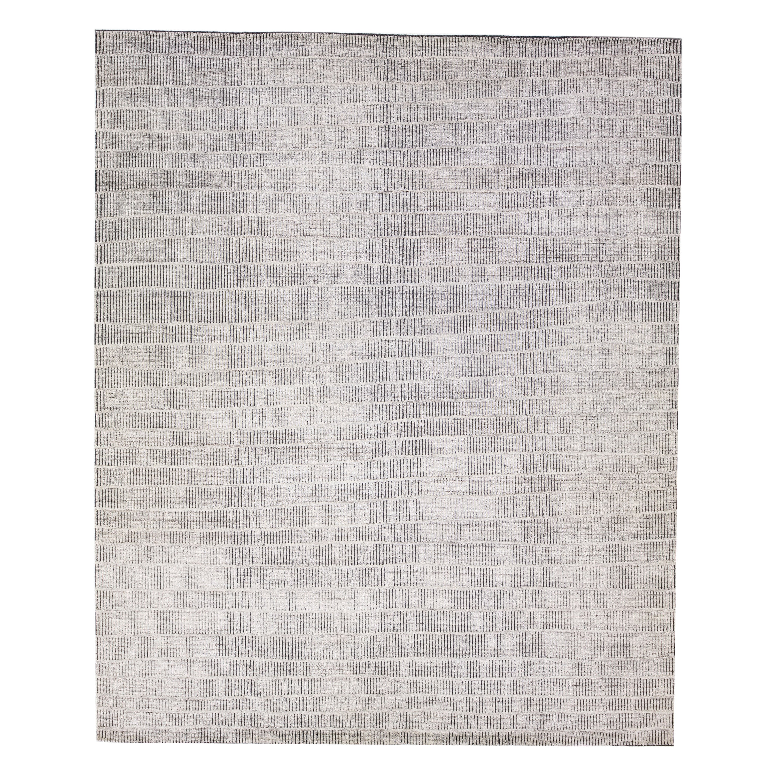 Moderner minimalistischer übergroßer Wollteppich im marokkanischen Stil in Grau von Apadana