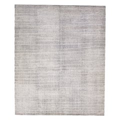 Moderner minimalistischer übergroßer Wollteppich im marokkanischen Stil in Grau von Apadana