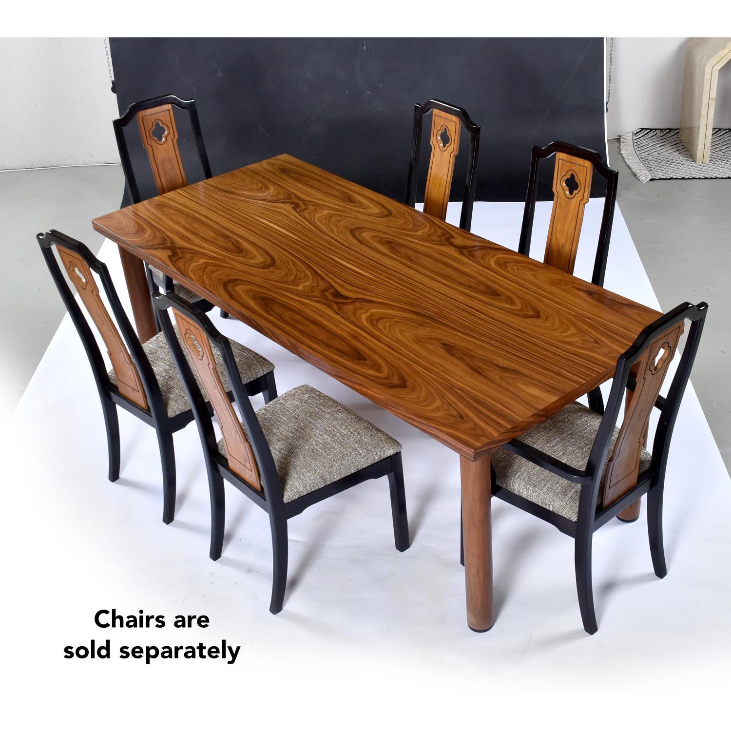 Tavolo da pranzo moderno e minimalista in palissandro, realizzato su misura e unico nel suo genere, vintage Nineteen-Laties (fine del XX secolo). Questo elegante tavolo da pranzo mette in risalto l'eccezionale taglio del palissandro utilizzato per