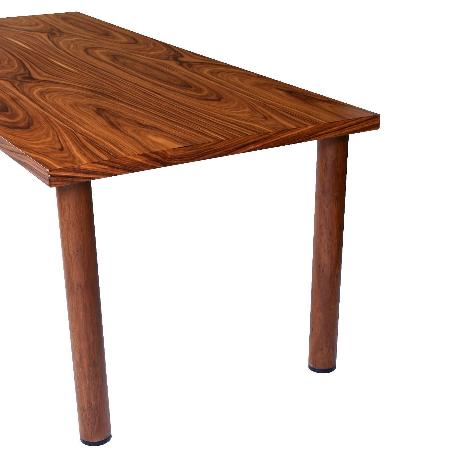 XX secolo Tavolo da pranzo rettangolare moderno e minimalista in palissandro con gambe tubolari in vendita