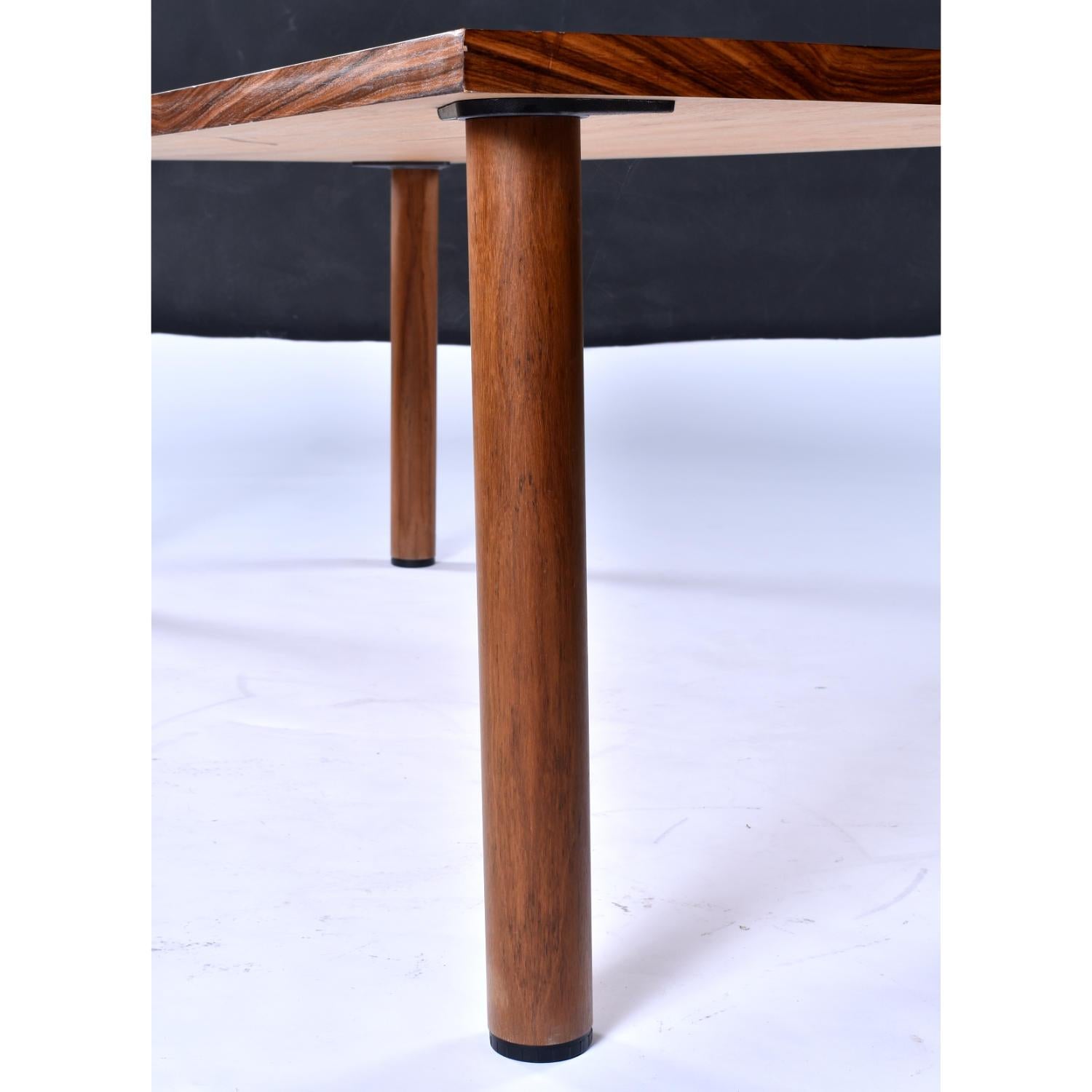 Palissandro Tavolo da pranzo rettangolare moderno e minimalista in palissandro con gambe tubolari in vendita