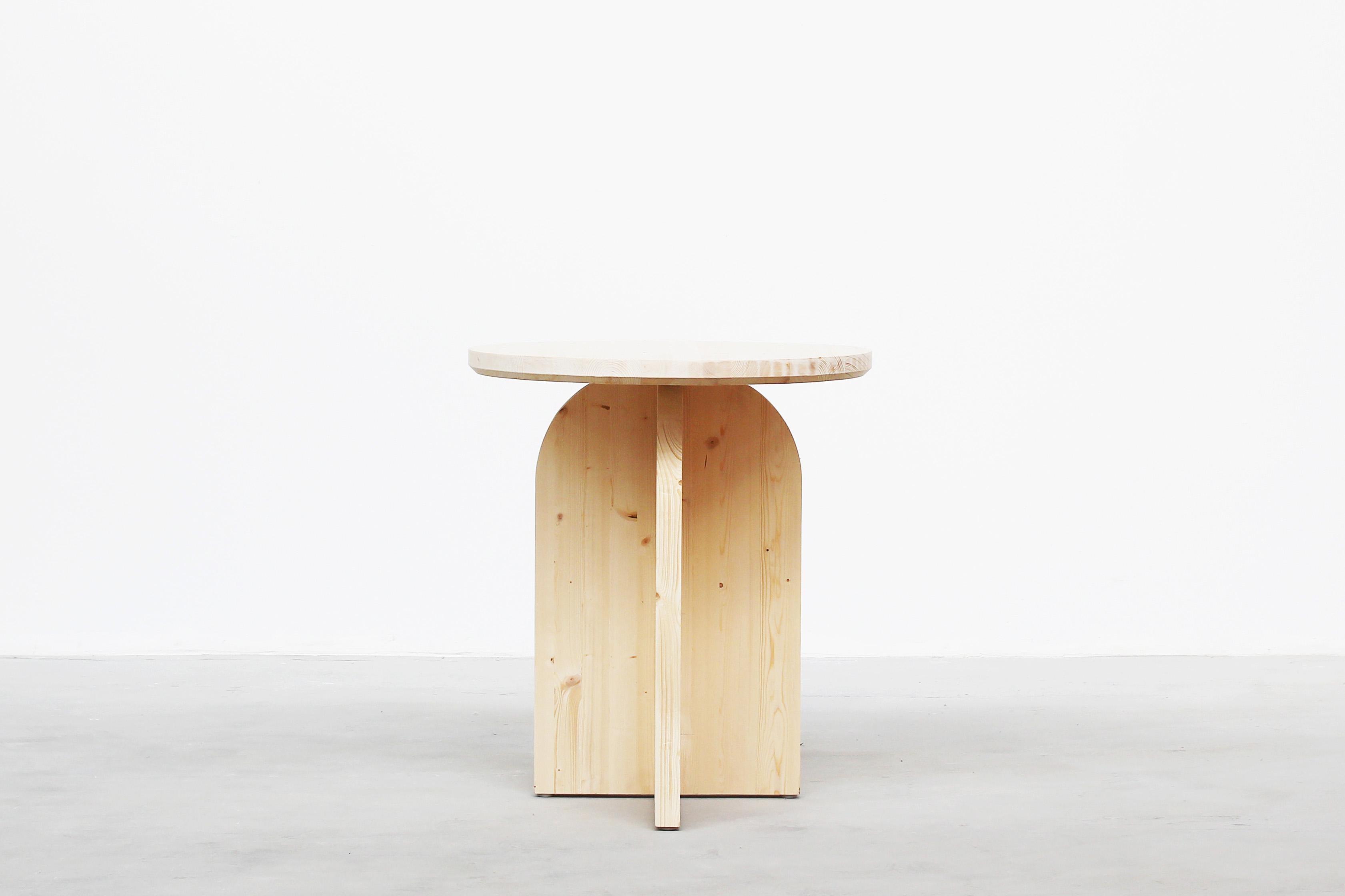 Schöner runder Tisch, entworfen von Yuzo Bachmann für Atelier Bachmann, handgefertigt in Deutschland, 2019.
Dieser Tisch ist aus massivem Tannenholz gefertigt. Modern und minimalistisch, mit natürlichem Möbelwachs behandelt.

Auf Bestellung
