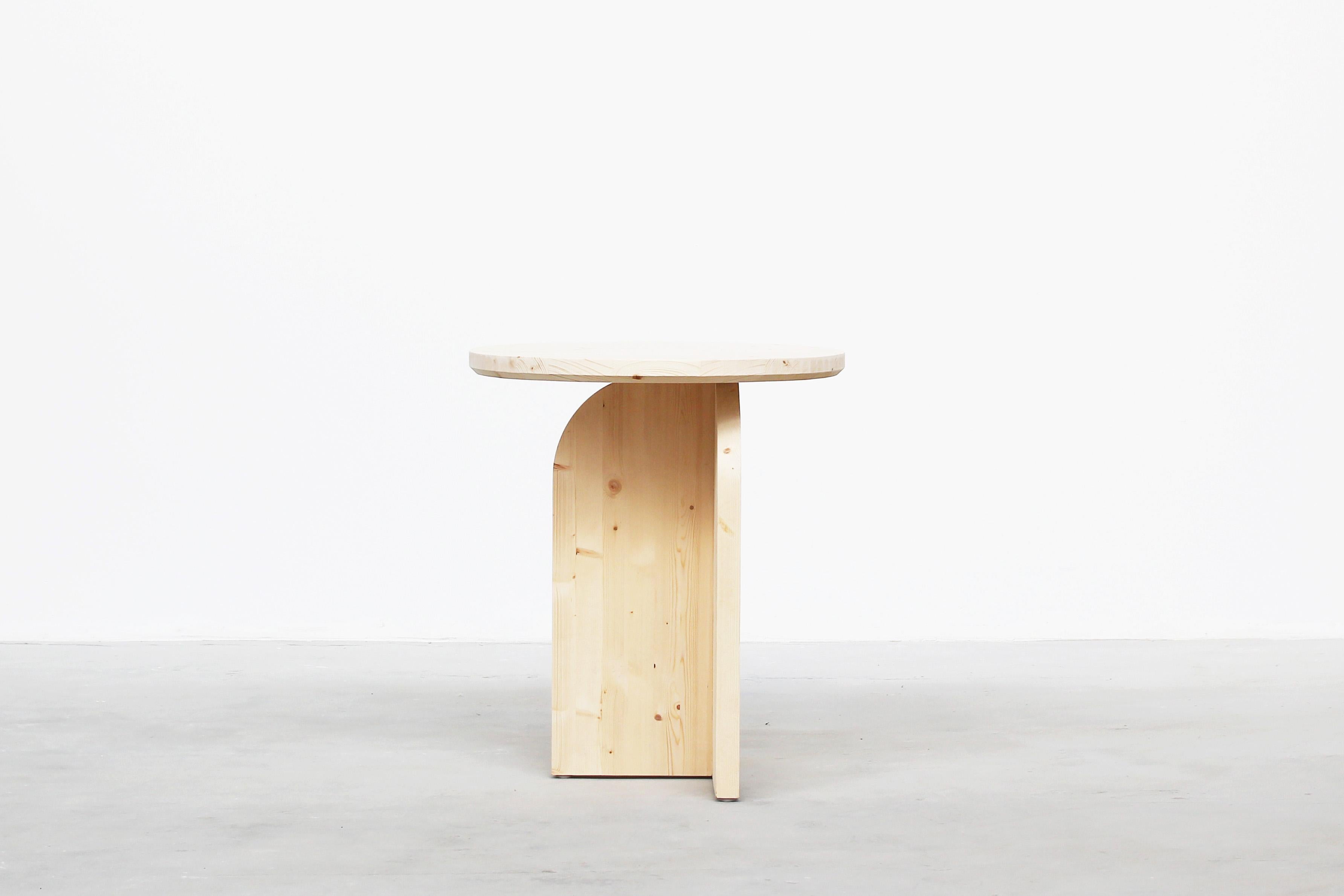 Moderner minimalistischer runder Esstisch der Moderne von Atelier Bachmann, 2019 (Deutsch) im Angebot