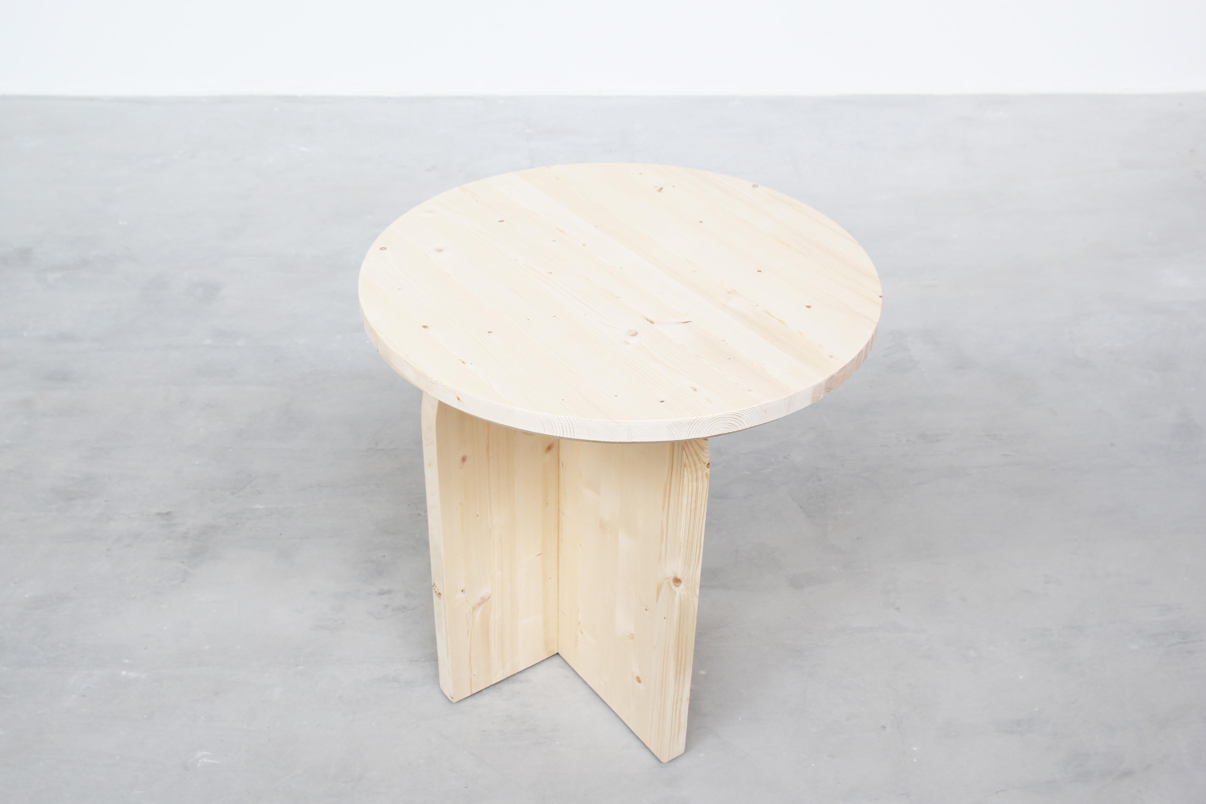 Moderner minimalistischer runder Esstisch der Moderne von Atelier Bachmann, 2019 (21. Jahrhundert und zeitgenössisch) im Angebot