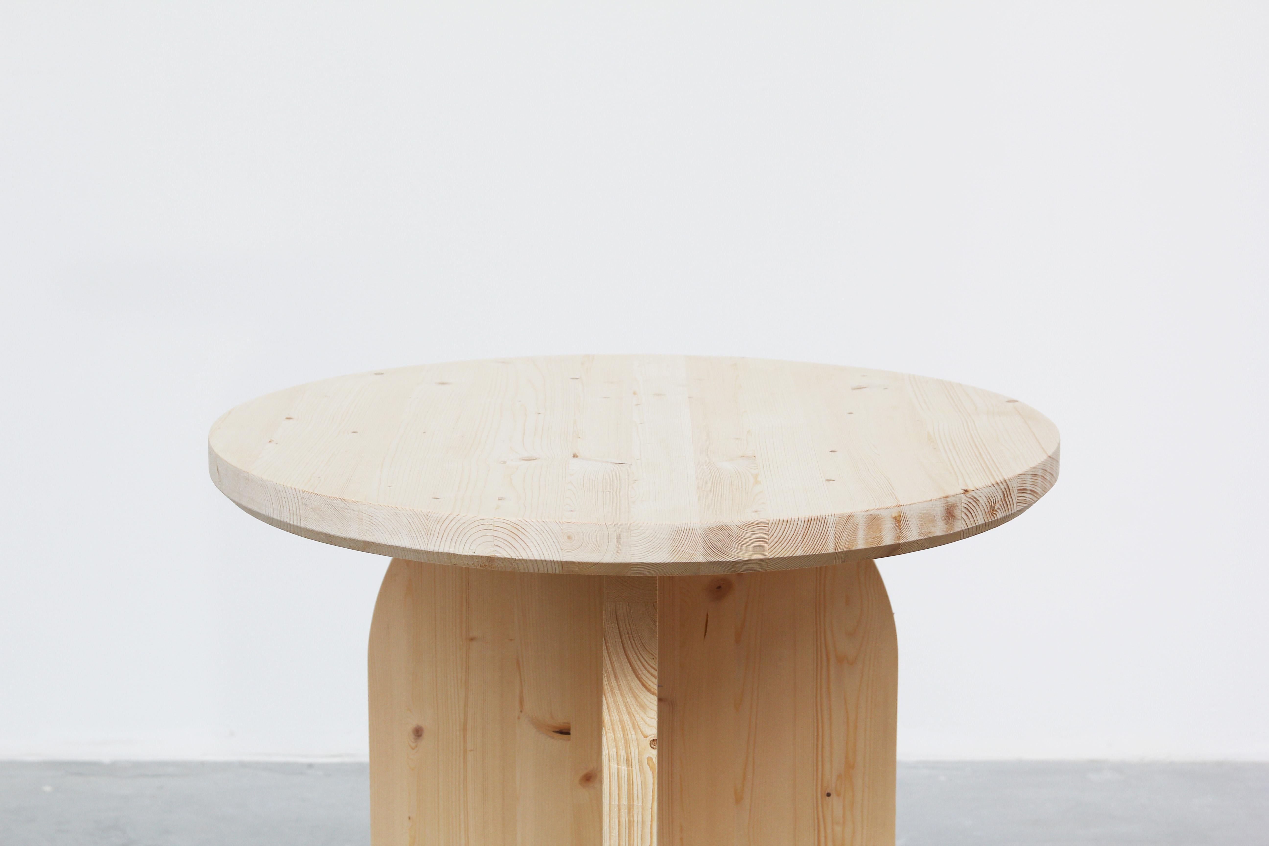 Moderner minimalistischer runder Esstisch der Moderne von Atelier Bachmann, 2019 (Sperrholz) im Angebot