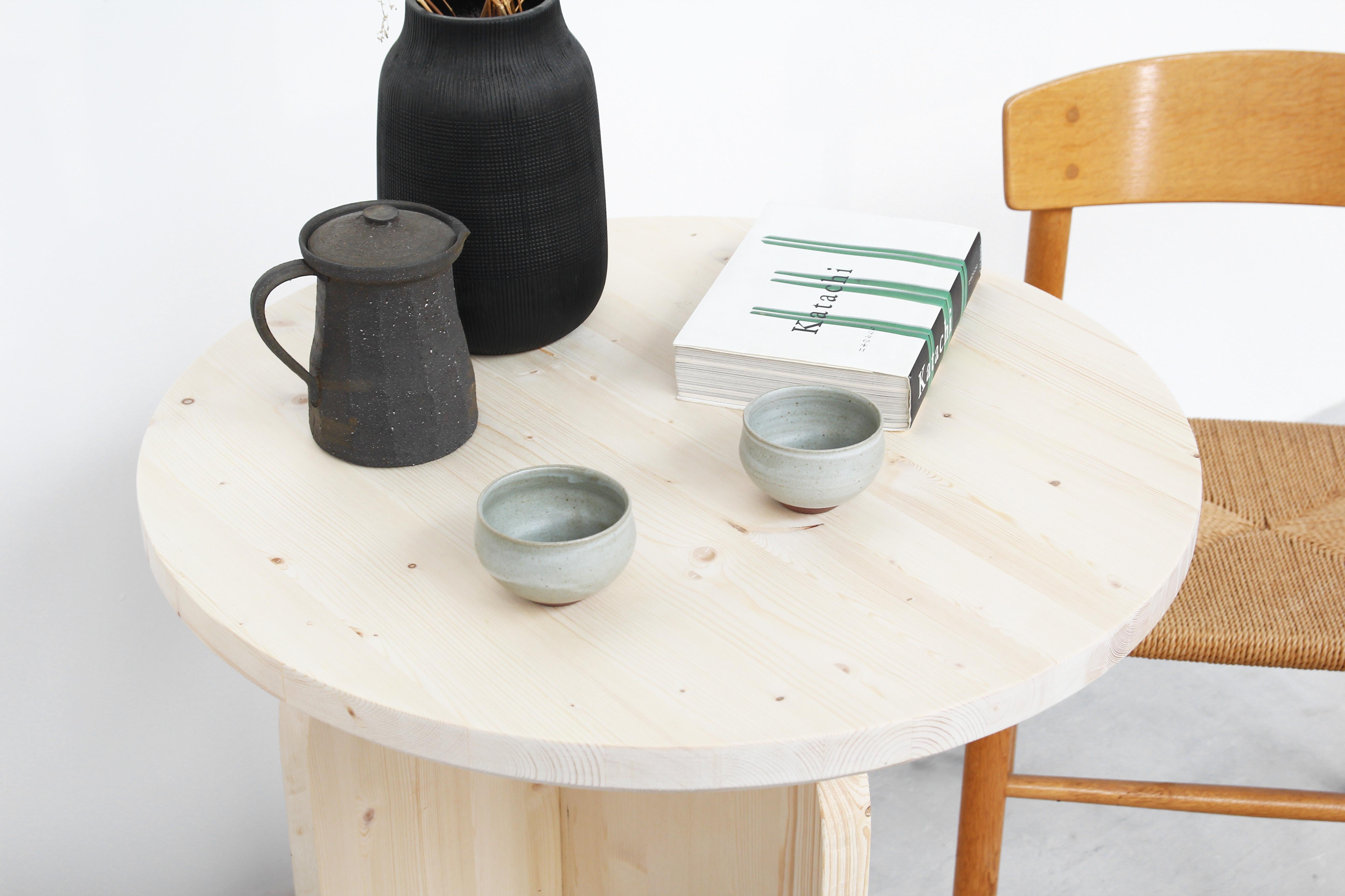 Moderner minimalistischer runder Esstisch der Moderne von Atelier Bachmann, 2019 im Angebot 1