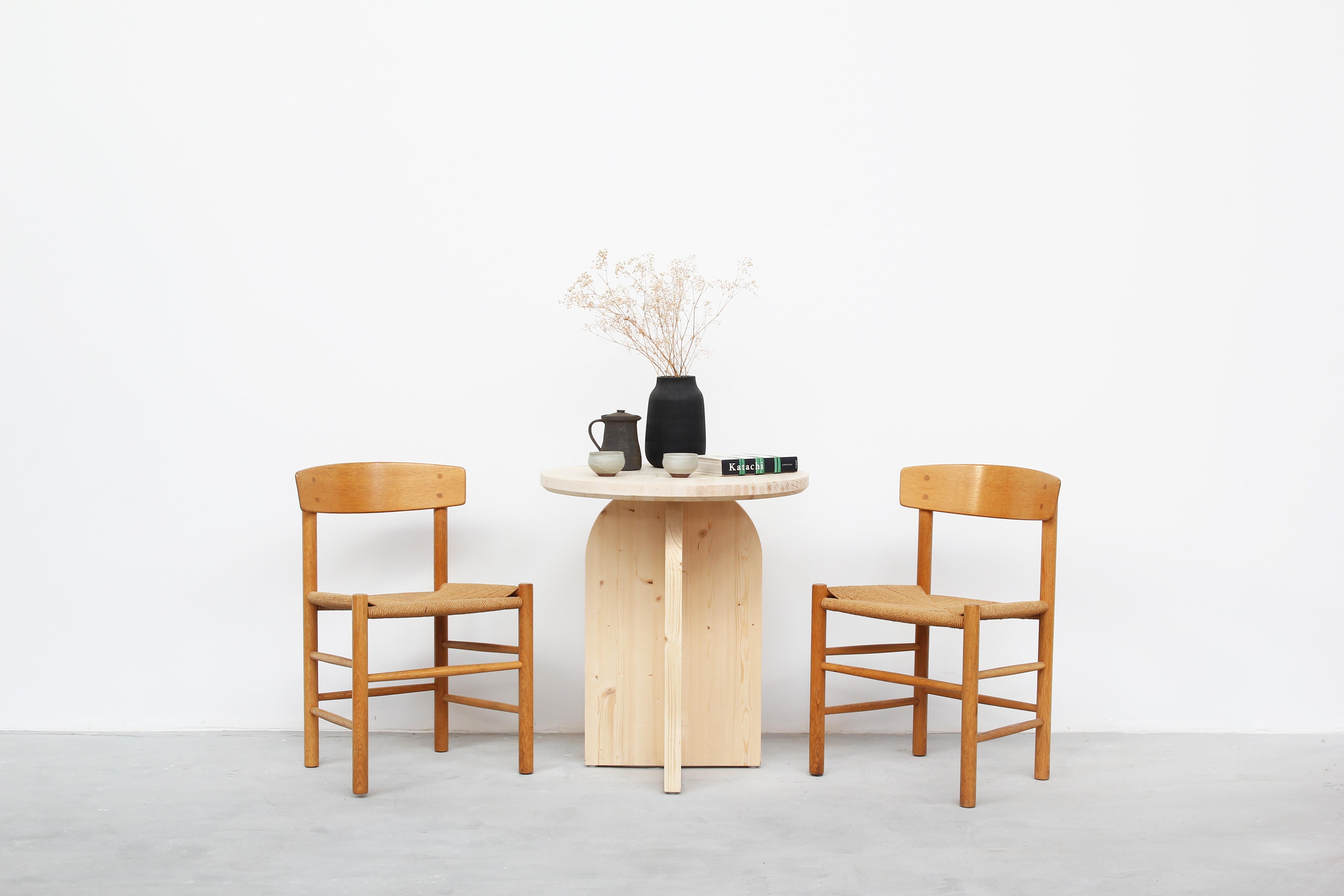 Moderner minimalistischer runder Esstisch der Moderne von Atelier Bachmann, 2019 im Angebot 2