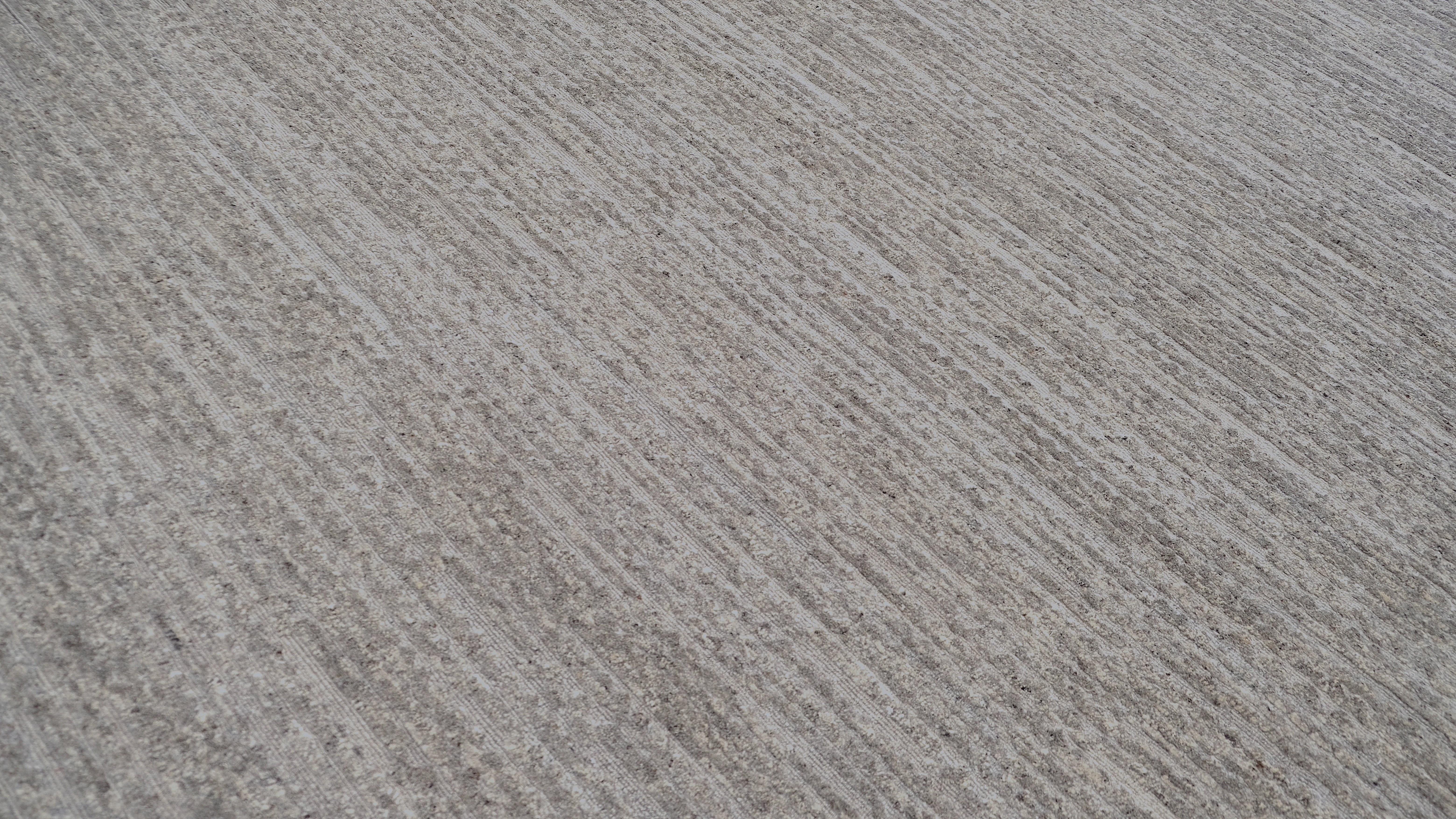 Modern Minimalist Soft Taupe Solid Textured Hand-Knotted Wool Rug 14'x20'3'' (Asiatisch) im Angebot