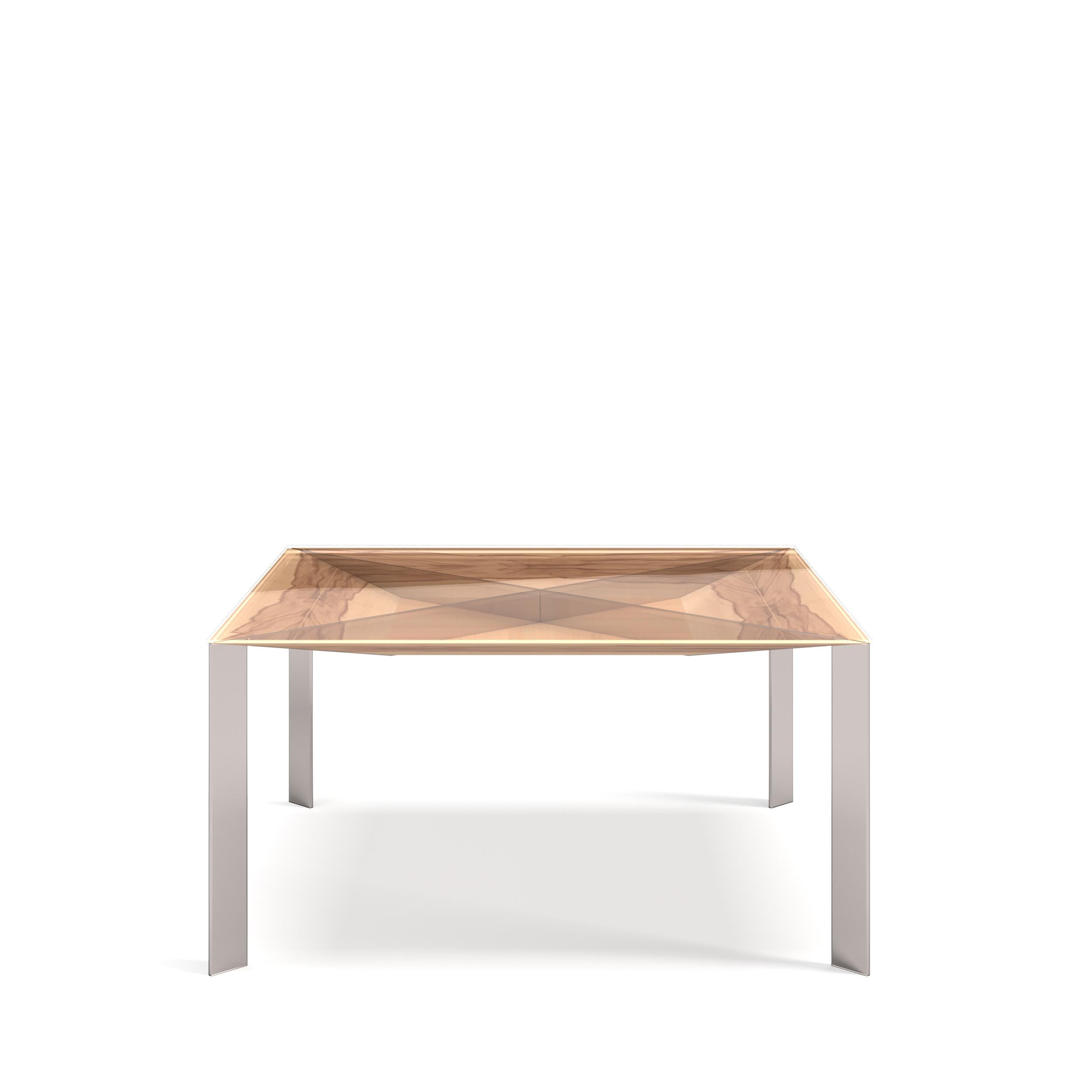 La table de salle à manger carrée Convex est faite pour durer des générations et présente des placages de bois exquis qui équilibrent magnifiquement la simplicité de la forme.

Plateau de table : Bois satiné et verre.
Pieds : acier inoxydable