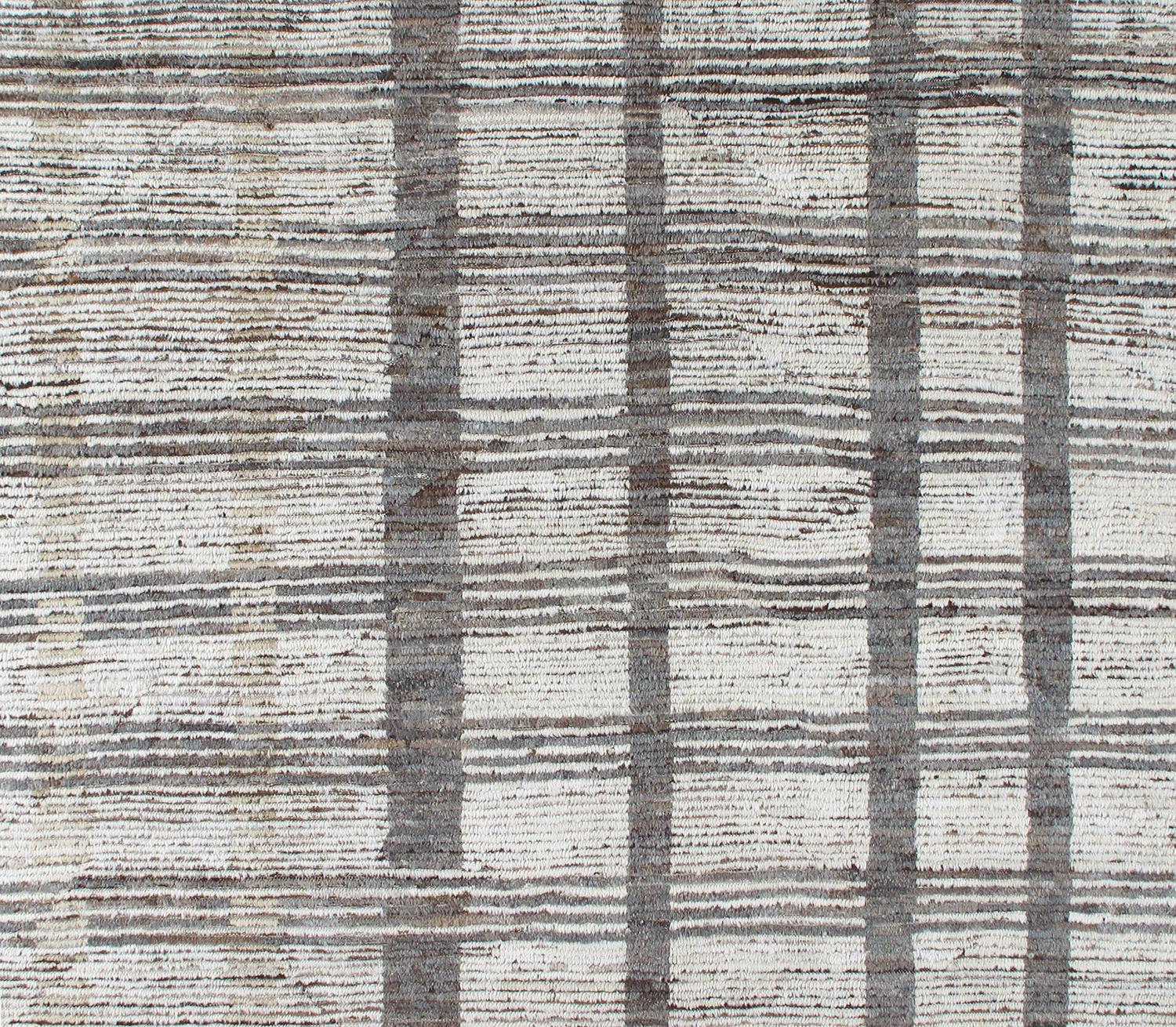 Il nostro tappeto Milano è annodato a mano con lana non tinta. Ha uno stile minimalista di metà secolo in cui è la texture a parlare. Presenta variazioni di tonalità grigie e beige con un design astratto e asimmetrico. Sono disponibili colori e