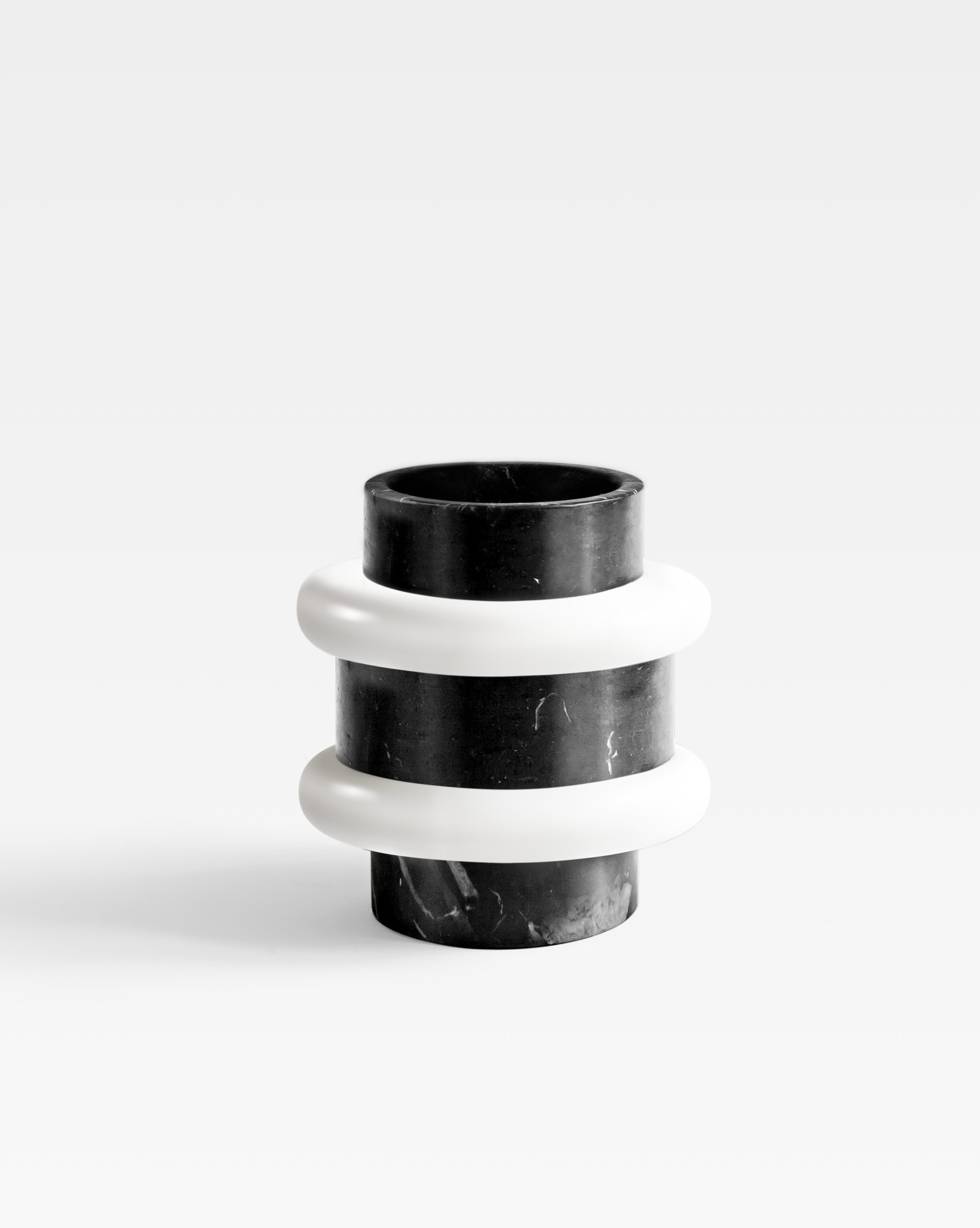Moderne minimalistische Vase aus schwarzem und weißem Marmor, Italien, Sandro Lopez (Italienisch) im Angebot