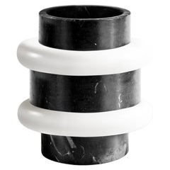 Vaso moderno e minimalista in marmo bianco e nero, Italia, Sandro Lopez