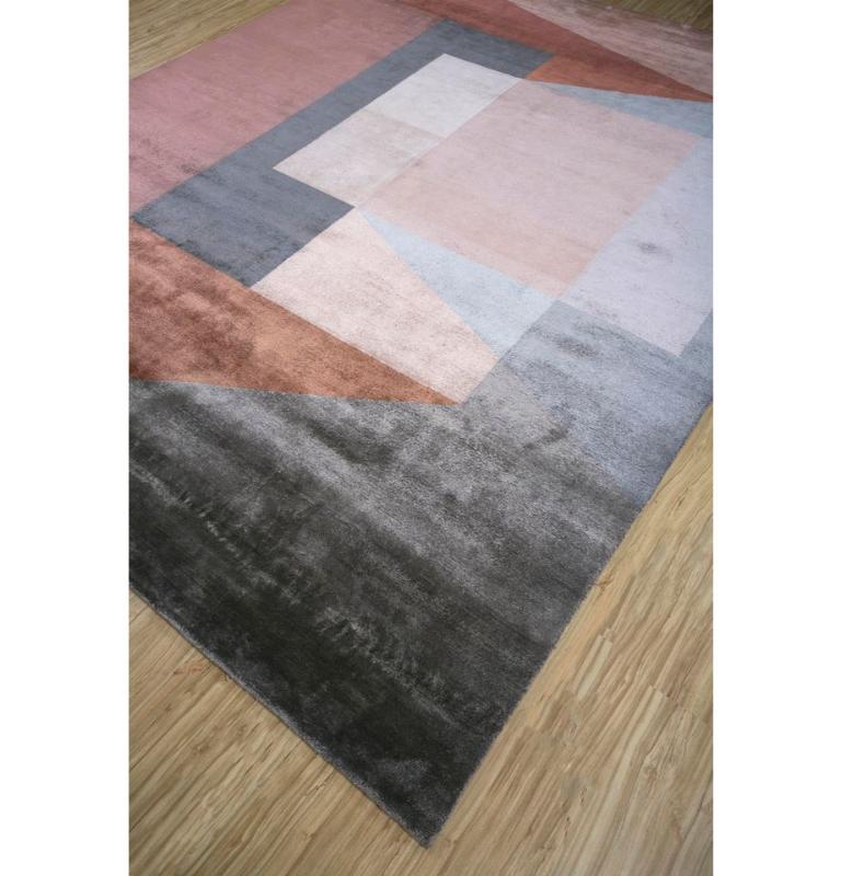 Presentamos esta lujosa alfombra contemporánea hecha a mano de nuestra colección Azalea. Imagina hundir los pies en la exuberancia de los tonos espresso y ciruela expertamente entretejidos por hábiles artesanos. La alfombra cuenta una historia de