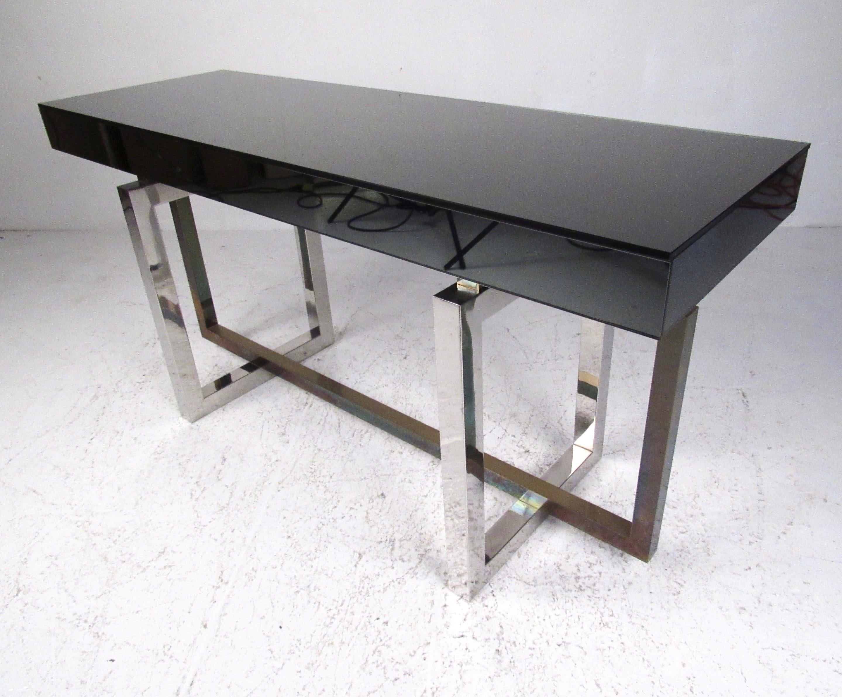 This stylish modern console table features mirrored finish with a stylish mixed metal base. The mis of mirror and oxidized brass finish add to the impressive appeal of this floating top hall or sofa table. Please confirm item location (NY or NJ).