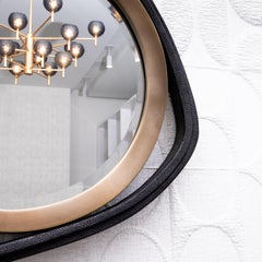 Miroir Modernity en galuchat noir avec détails en laiton patiné bronze par R&Y Augousti