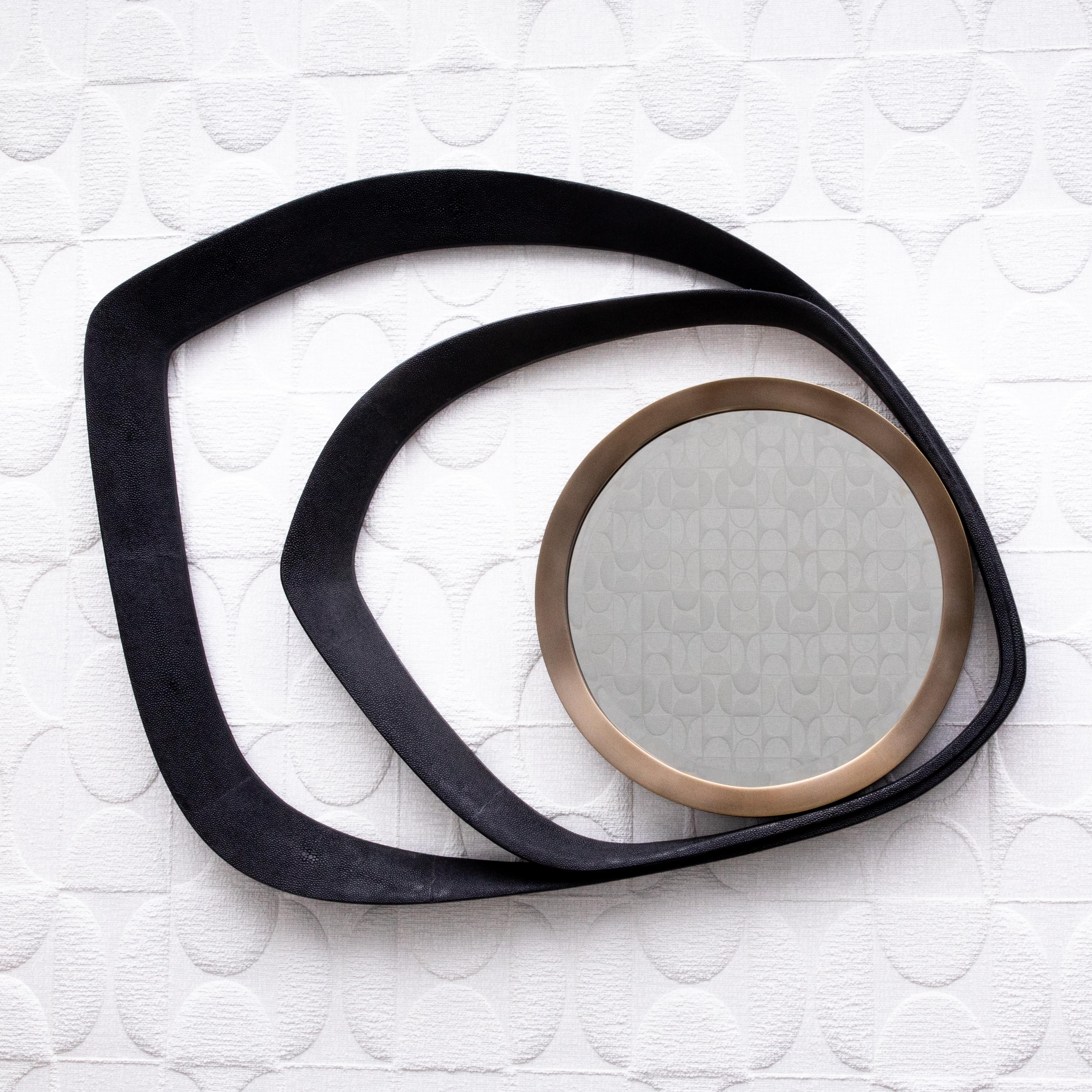 Art Déco Specchio moderno in zigrino nero con dettagli in ottone patinato bronzo di R & Y Augousti in vendita