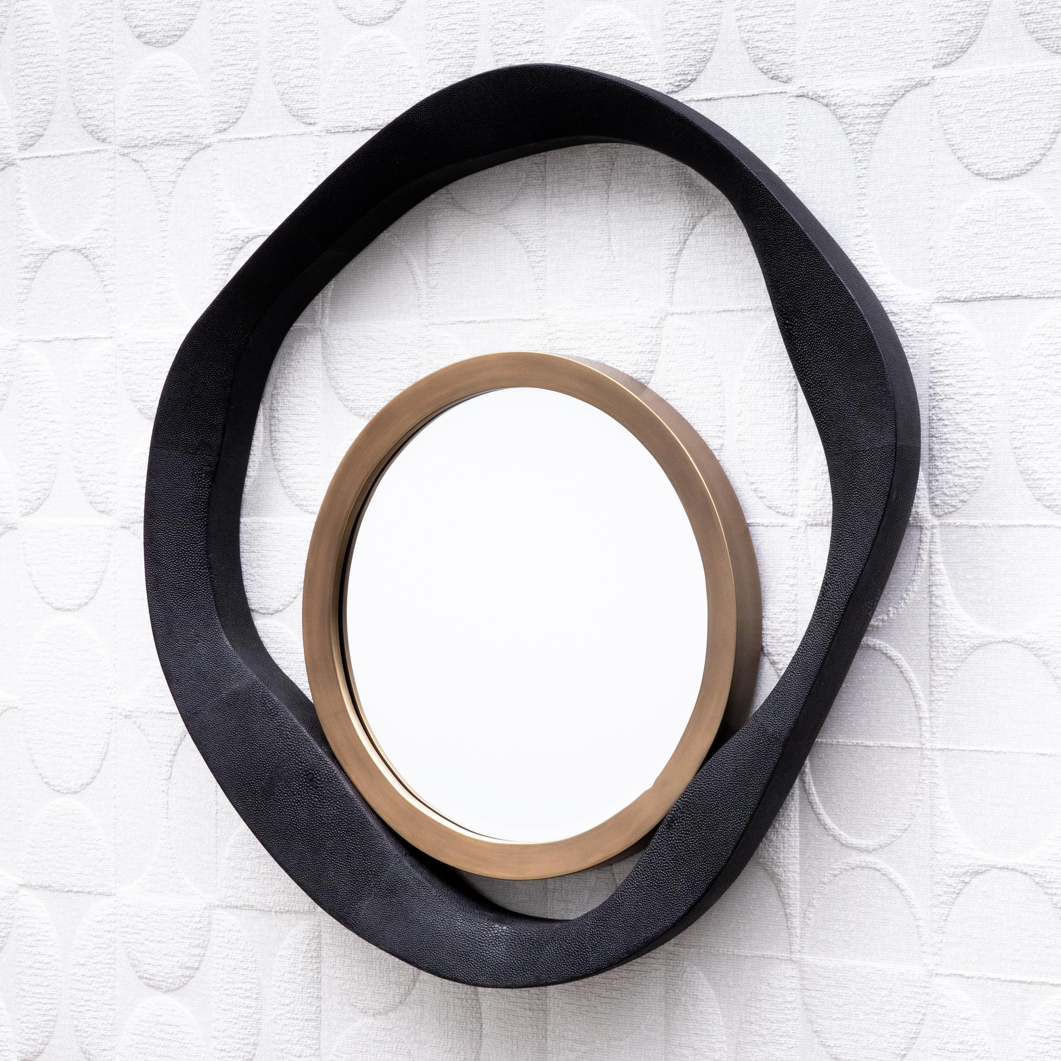 Art Déco Specchio moderno in zigrino nero con dettagli in ottone patinato bronzo di R & Y Augousti in vendita