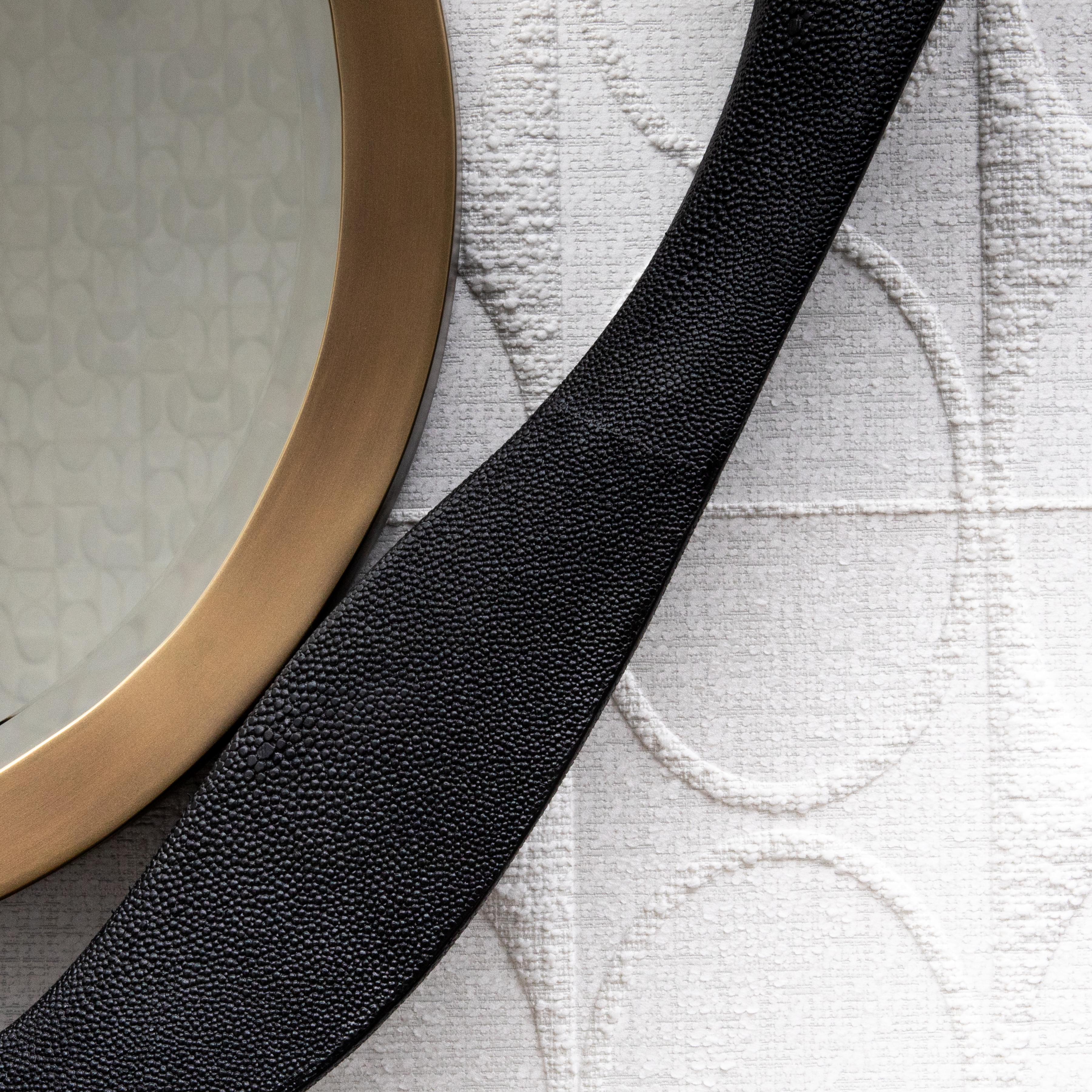 Filippino Specchio moderno in zigrino nero con dettagli in ottone patinato bronzo di R & Y Augousti in vendita