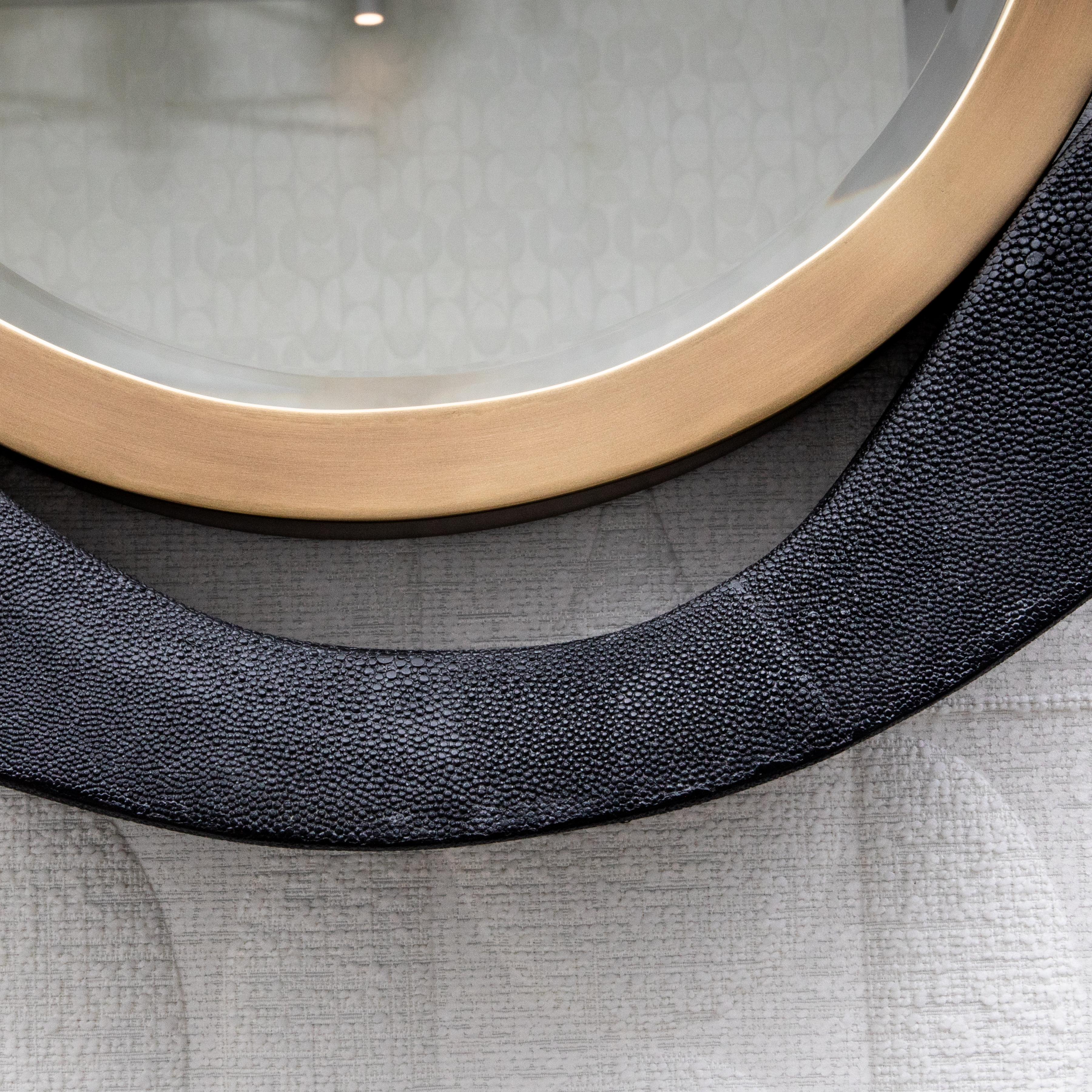 Fatto a mano Specchio moderno in zigrino nero con dettagli in ottone patinato bronzo di R & Y Augousti in vendita