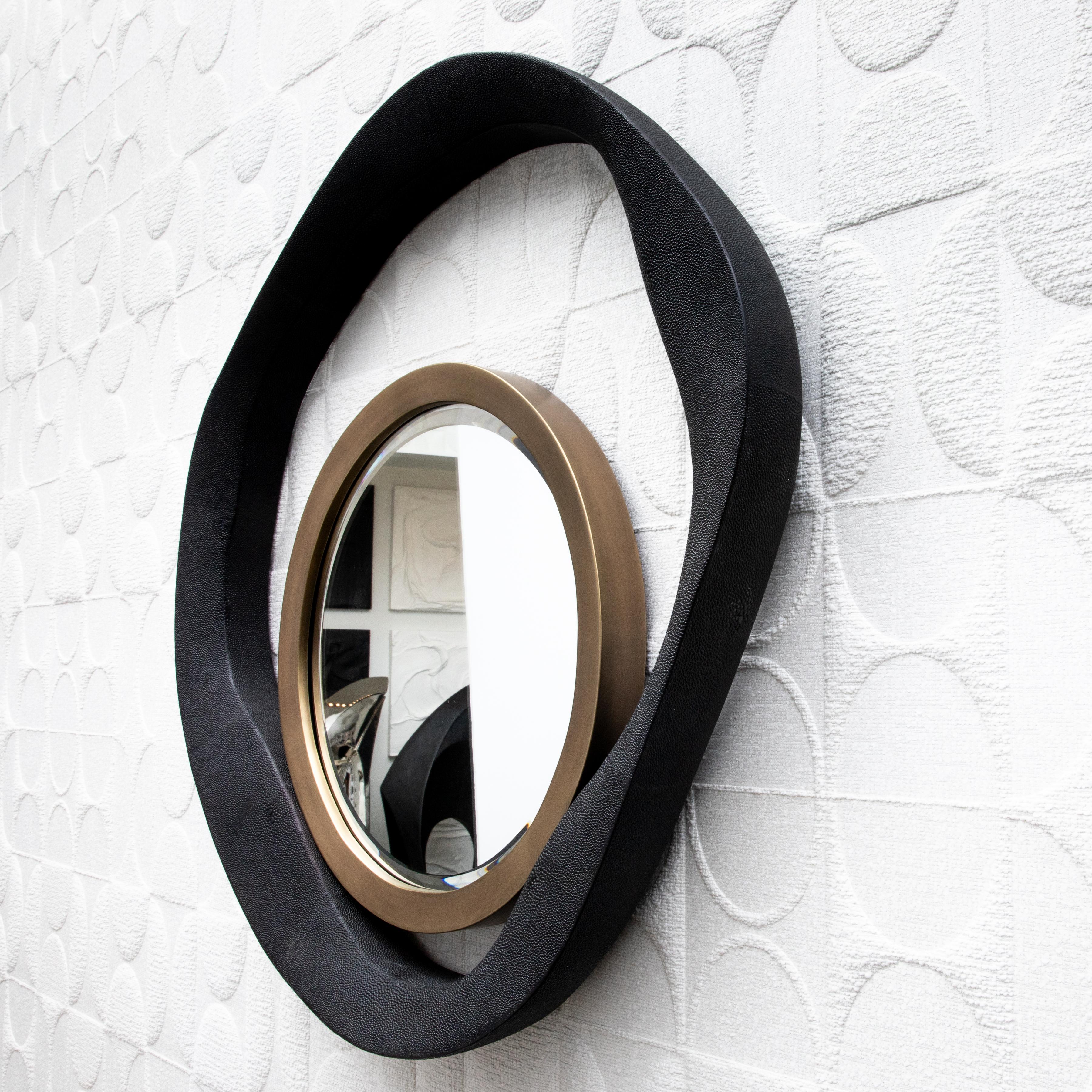 Specchio moderno in zigrino nero con dettagli in ottone patinato bronzo di R & Y Augousti In condizioni Nuovo in vendita a West Hollywood, CA