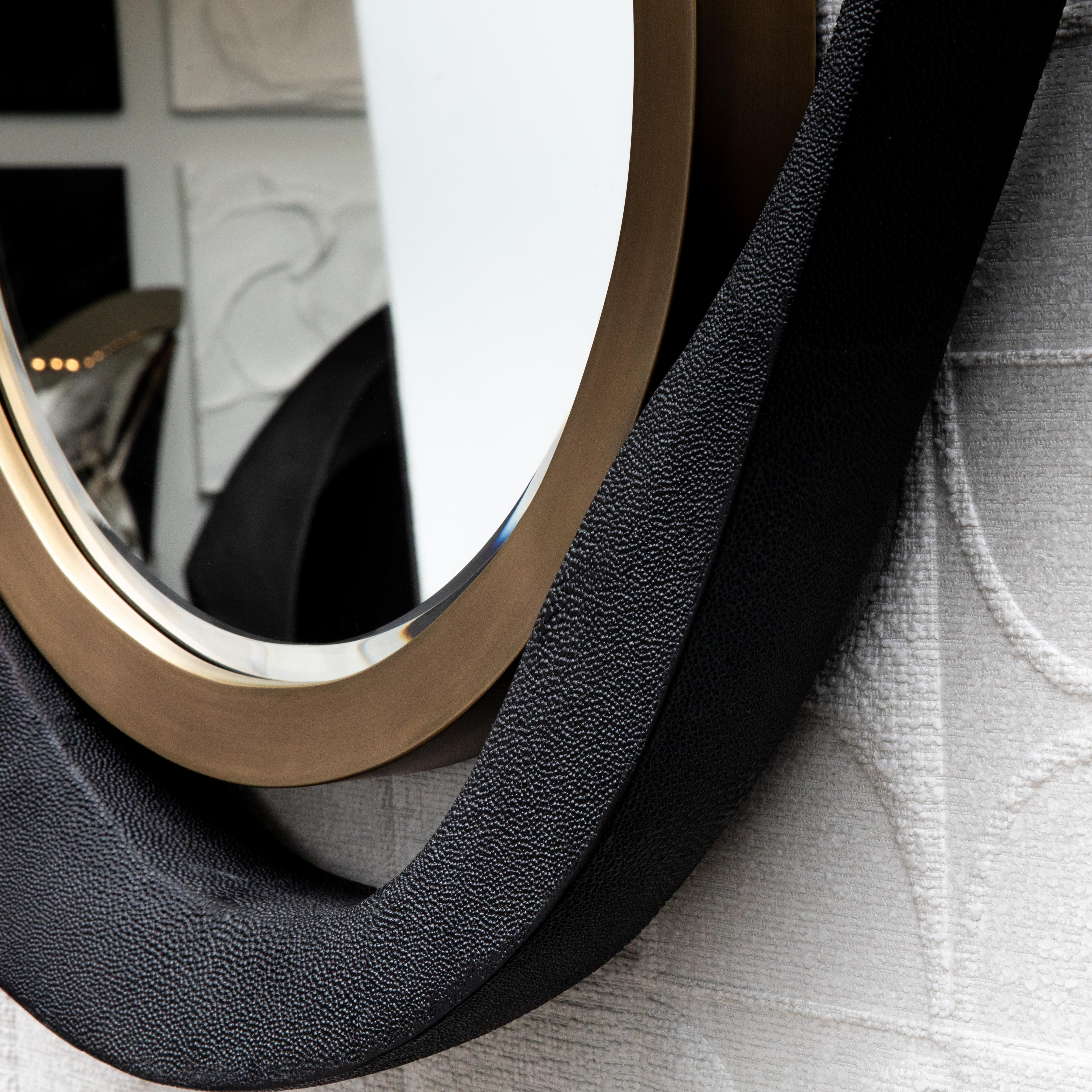 XXI secolo e contemporaneo Specchio moderno in zigrino nero con dettagli in ottone patinato bronzo di R & Y Augousti in vendita