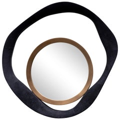 Espejo moderno de piel de zapa negra con detalles de latón patinado en bronce by R&Y Augousti
