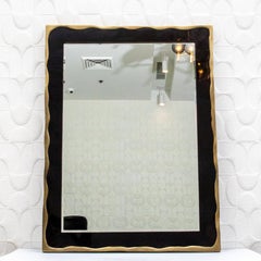 The Moderns Miroir en coquille noire avec détails en laiton patiné par KIFU Paris