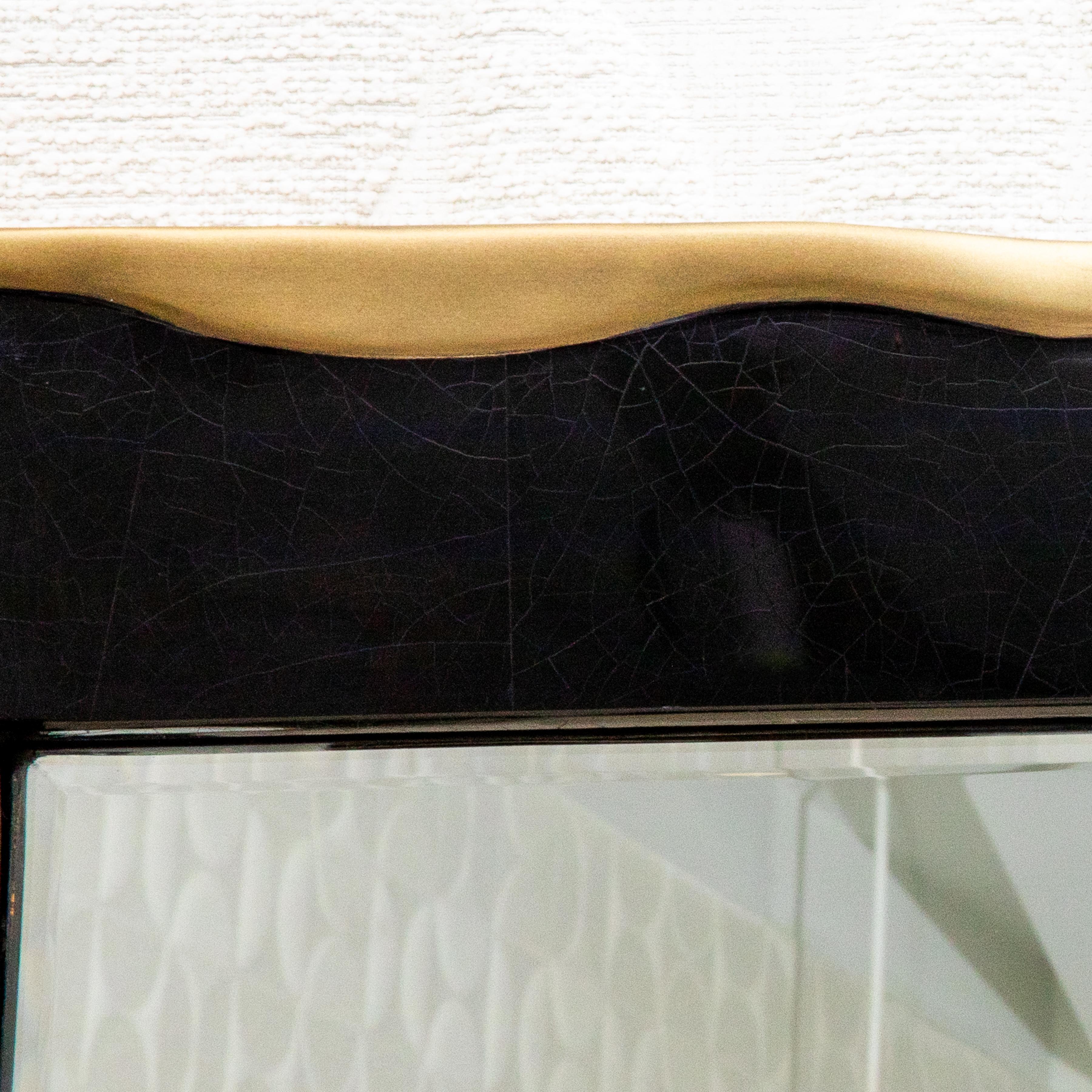 Filippino Specchio moderno in conchiglia nera con dettagli in ottone patinato bronzo di KIFU Paris in vendita