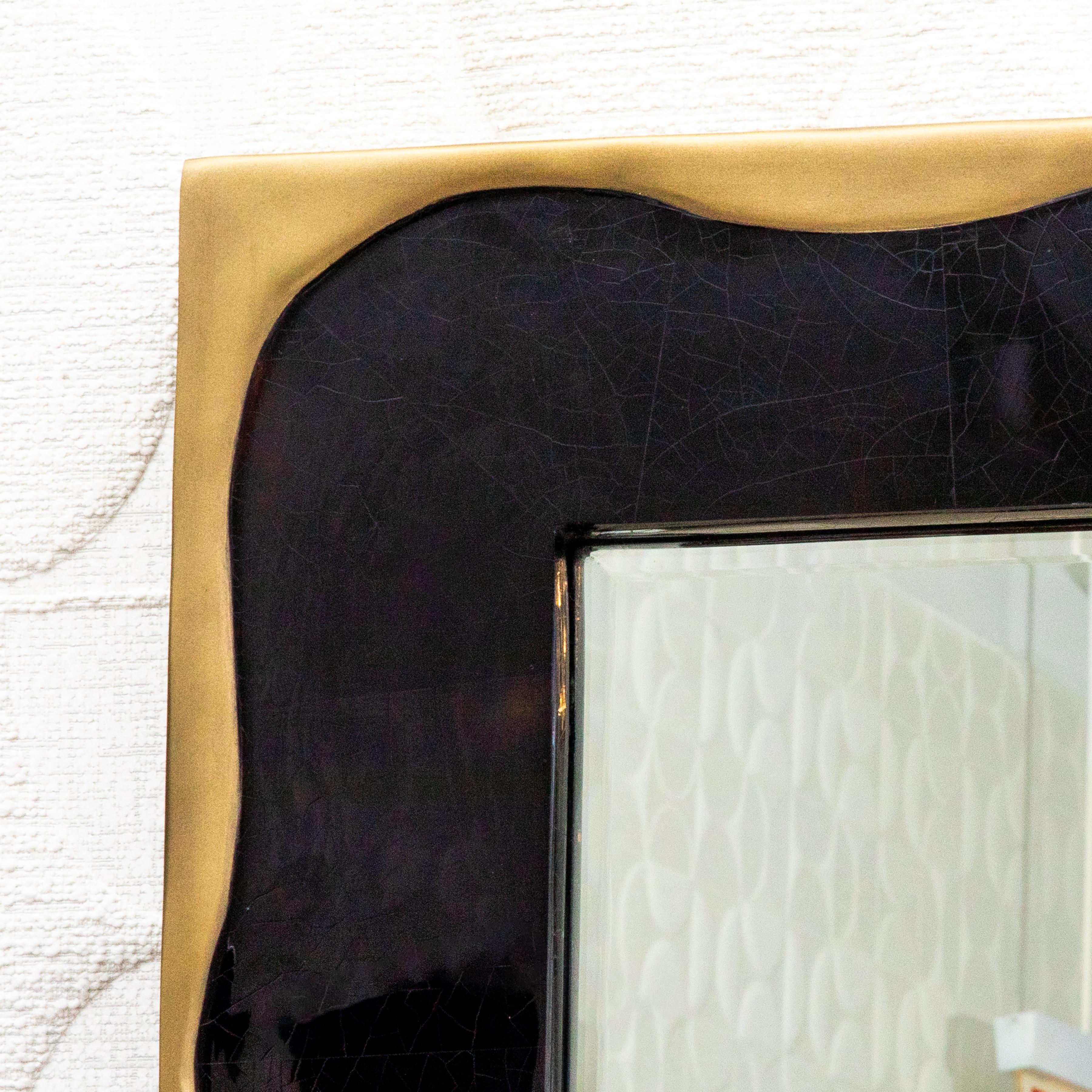 Fatto a mano Specchio moderno in conchiglia nera con dettagli in ottone patinato bronzo di KIFU Paris in vendita