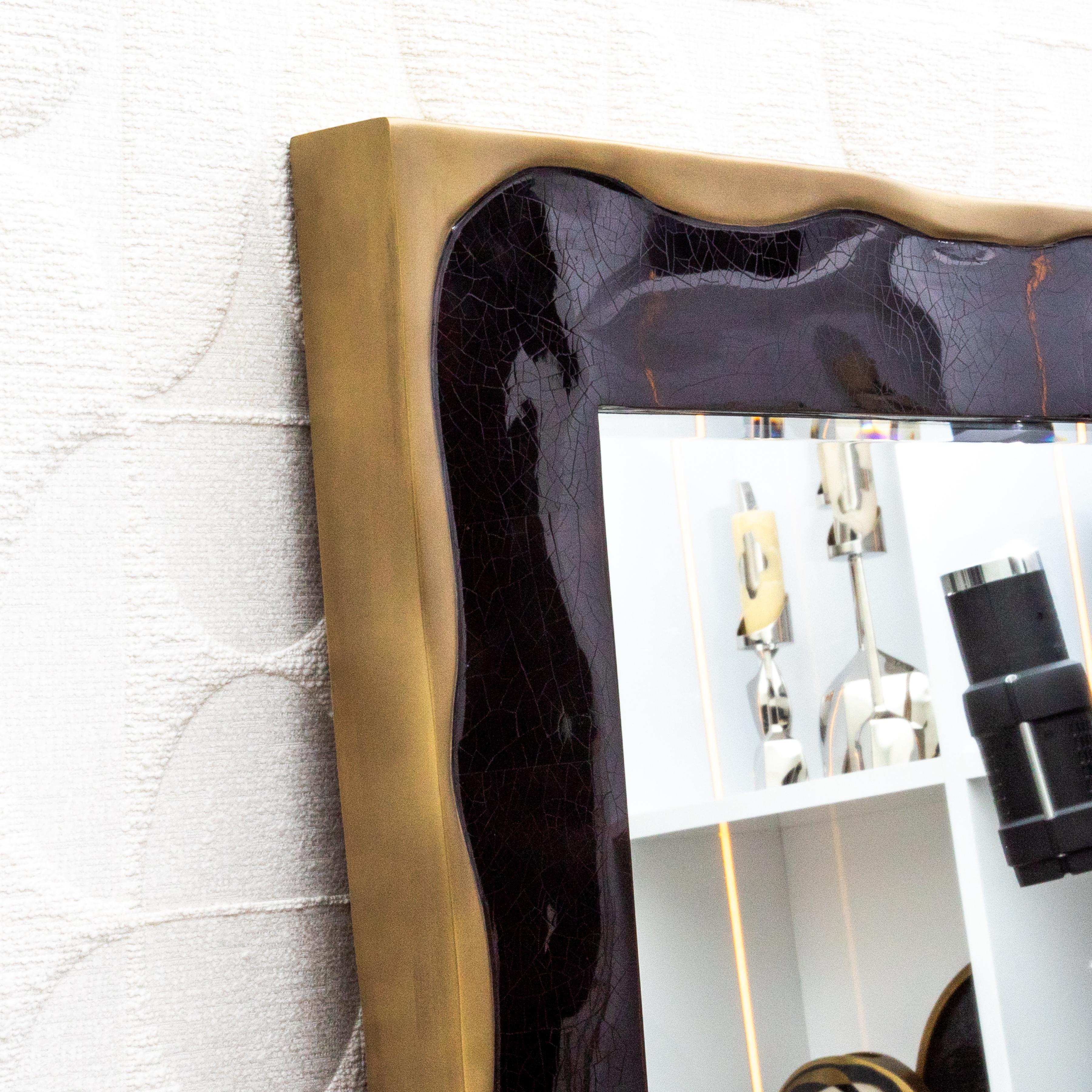 Ottone Specchio moderno in conchiglia nera con dettagli in ottone patinato bronzo di KIFU Paris in vendita