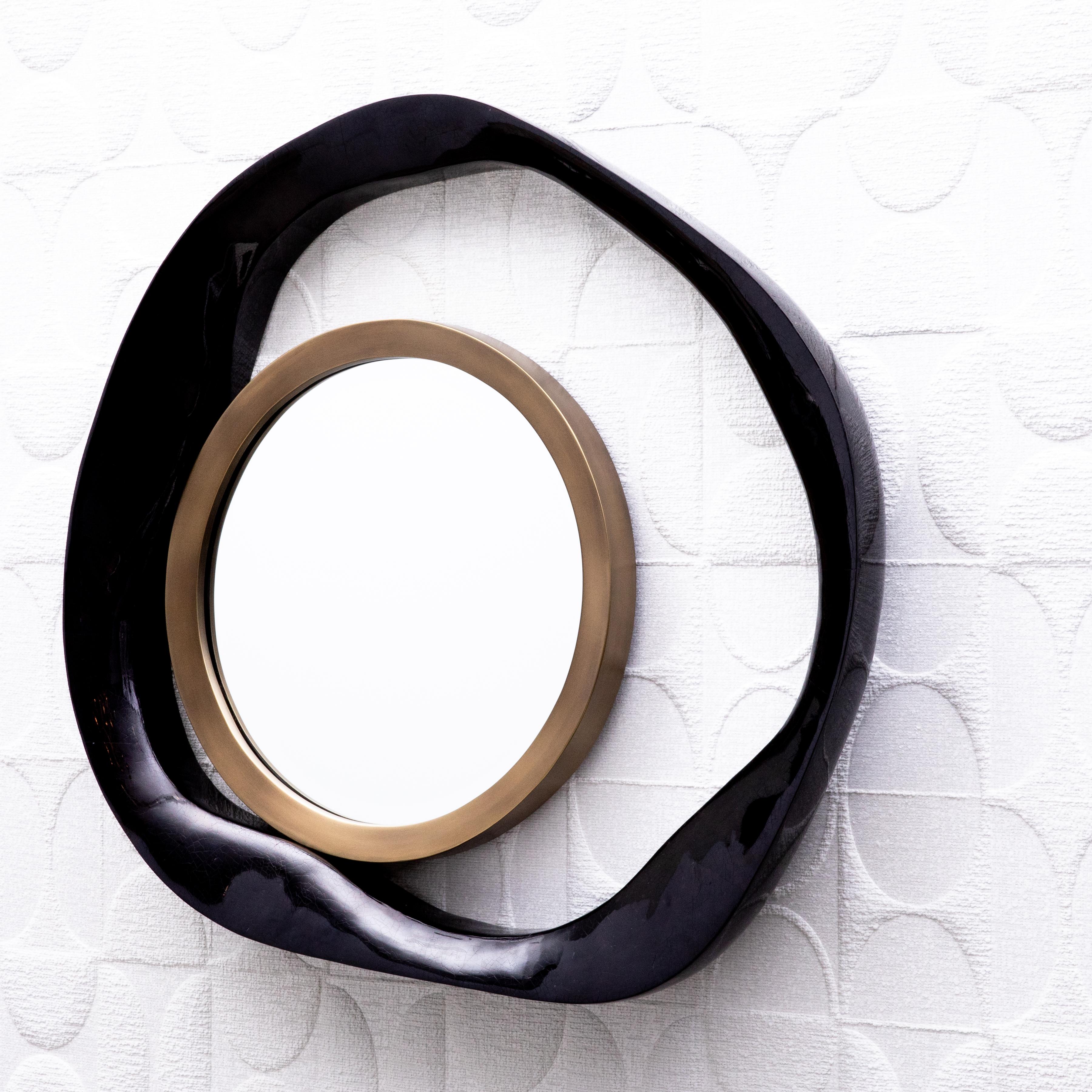 Art Déco Specchio moderno in conchiglia nera con dettagli in ottone patinato bronzo di R & Y Augousti in vendita