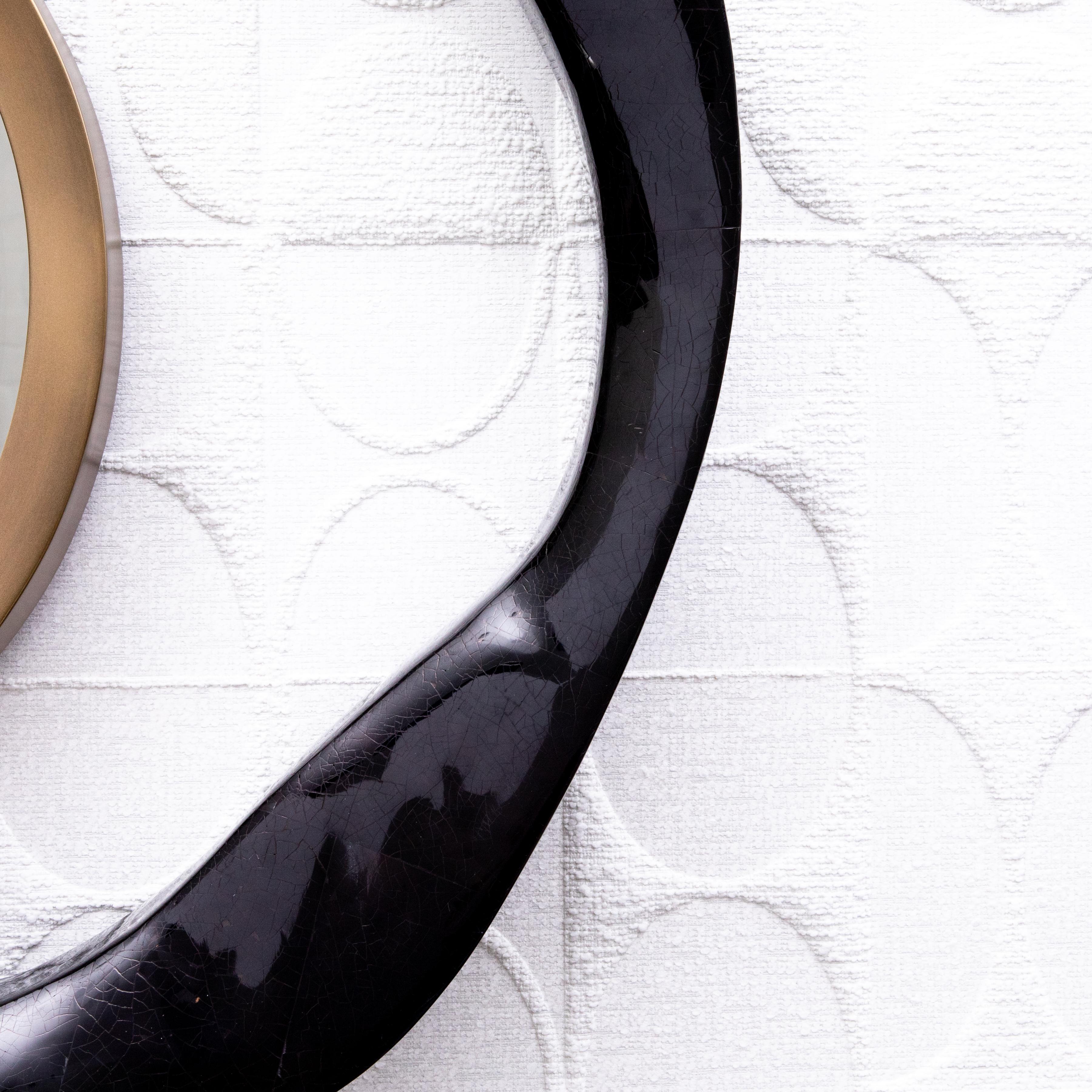 Filippino Specchio moderno in conchiglia nera con dettagli in ottone patinato bronzo di R & Y Augousti in vendita