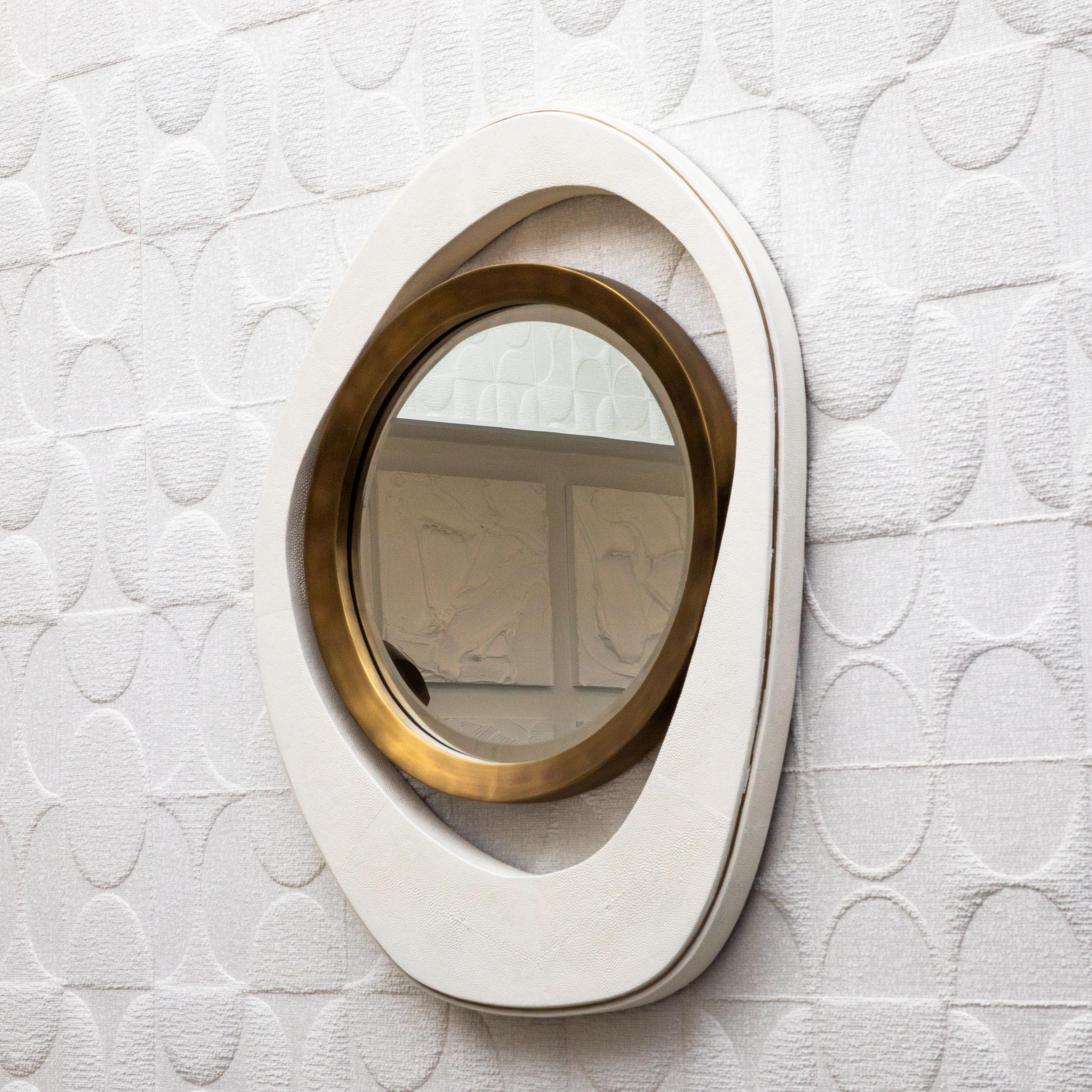 Art Déco Specchio moderno in zigrino crema di R & Y Augousti in vendita