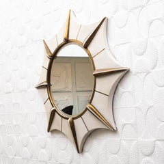 Espejo moderno de piel de zapa crema con latón patinado bronce by R&Y Augousti