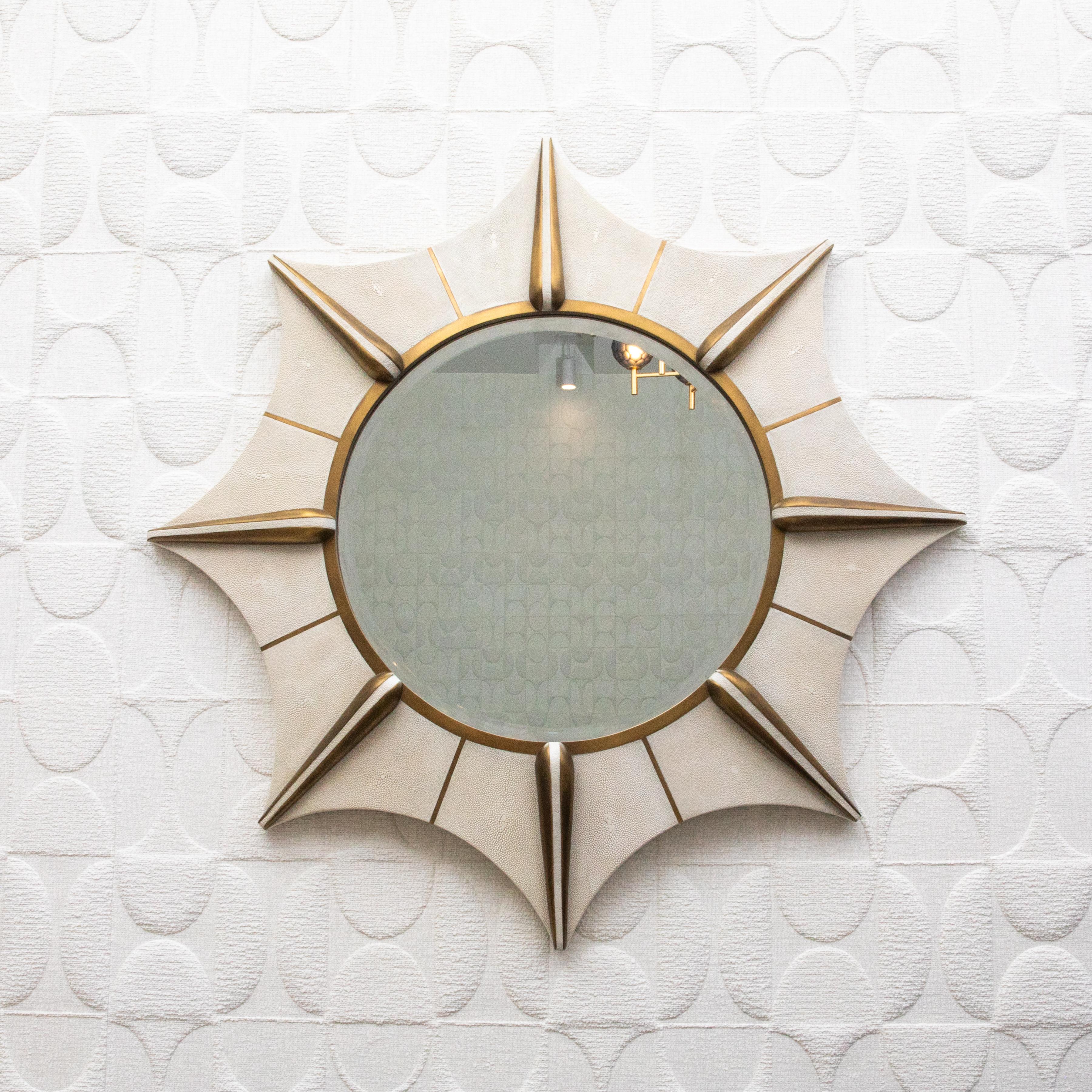 Art déco Miroir Modernity en galuchat crème et laiton patiné bronze par R&Y Augousti en vente