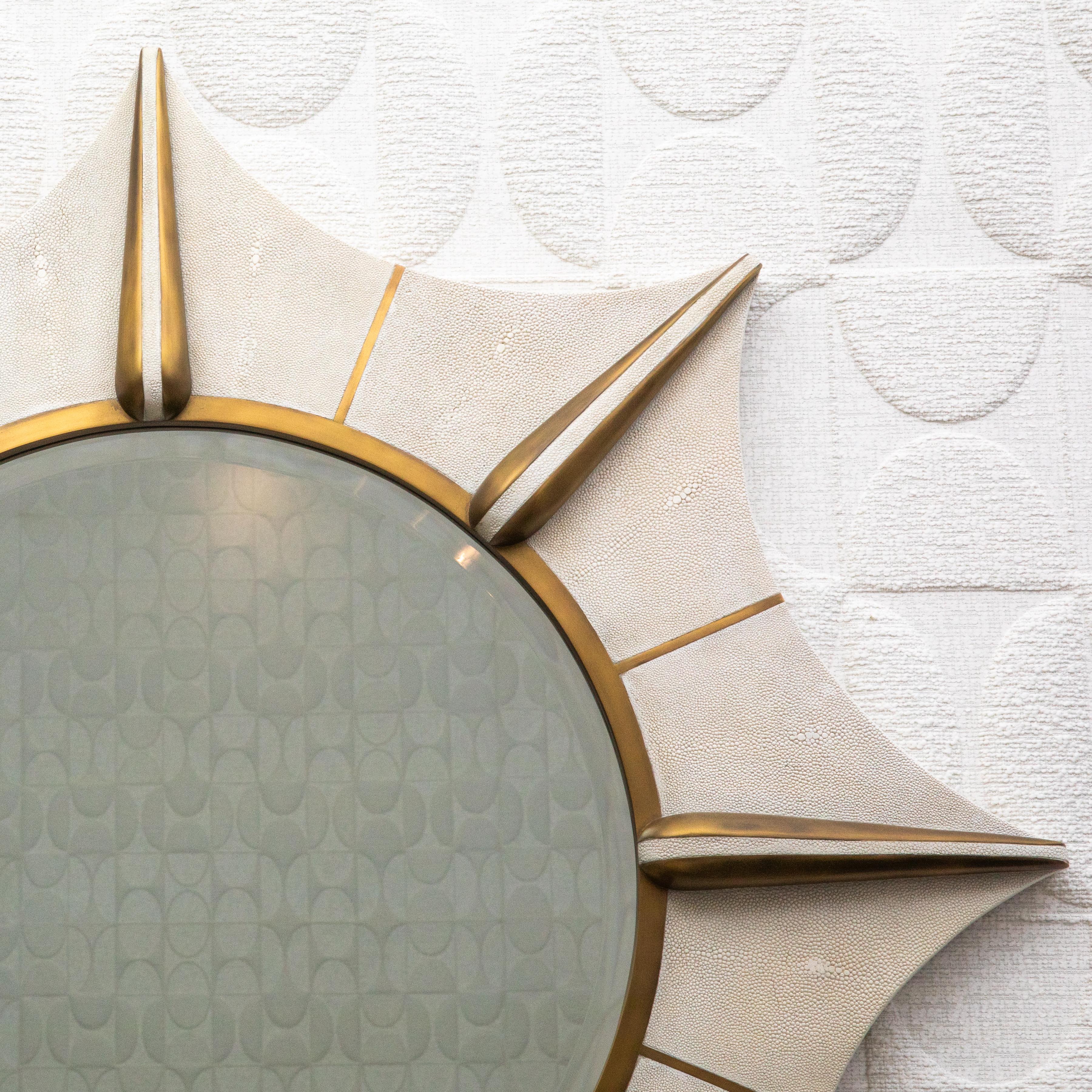 Philippin Miroir Modernity en galuchat crème et laiton patiné bronze par R&Y Augousti en vente