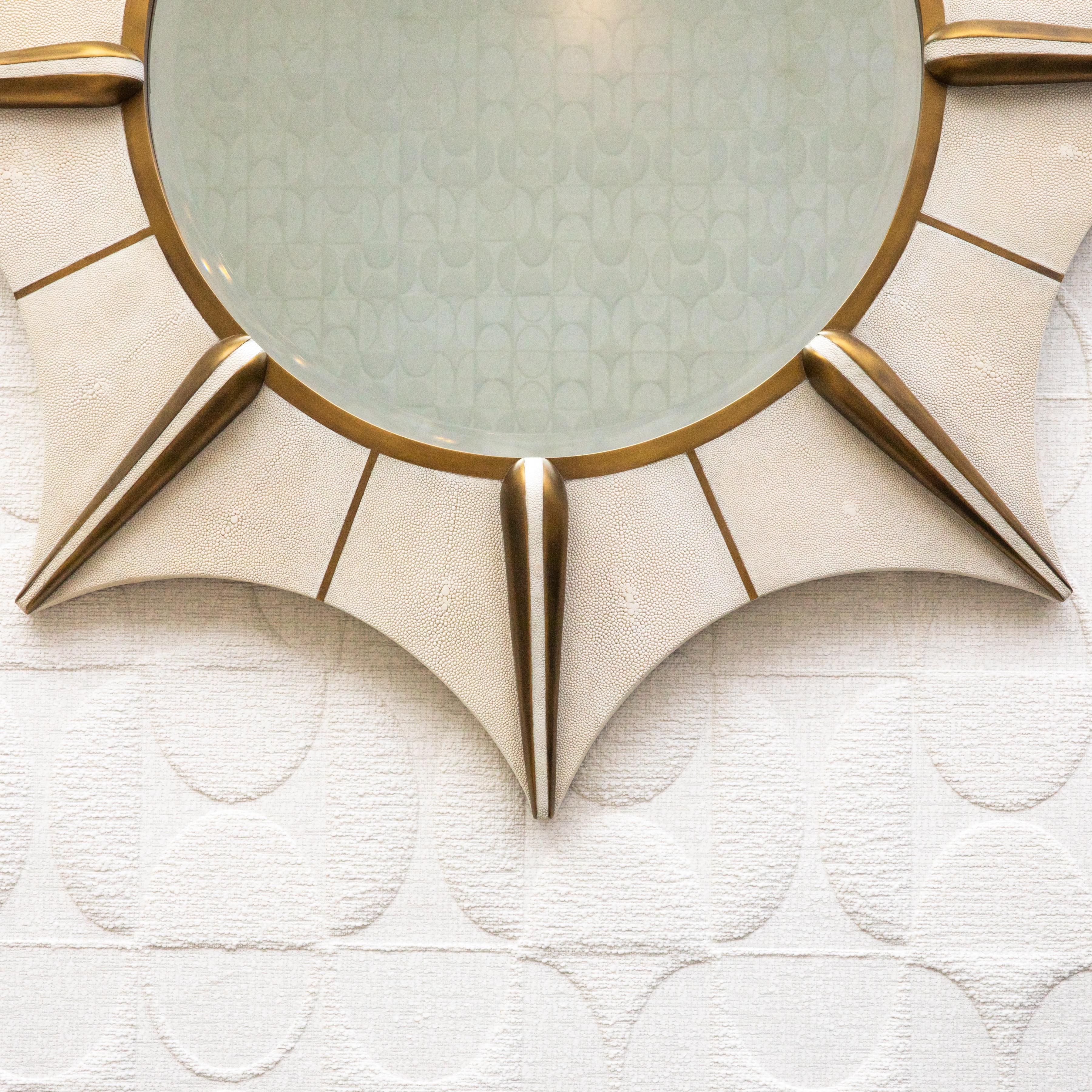 Fait main Miroir Modernity en galuchat crème et laiton patiné bronze par R&Y Augousti en vente