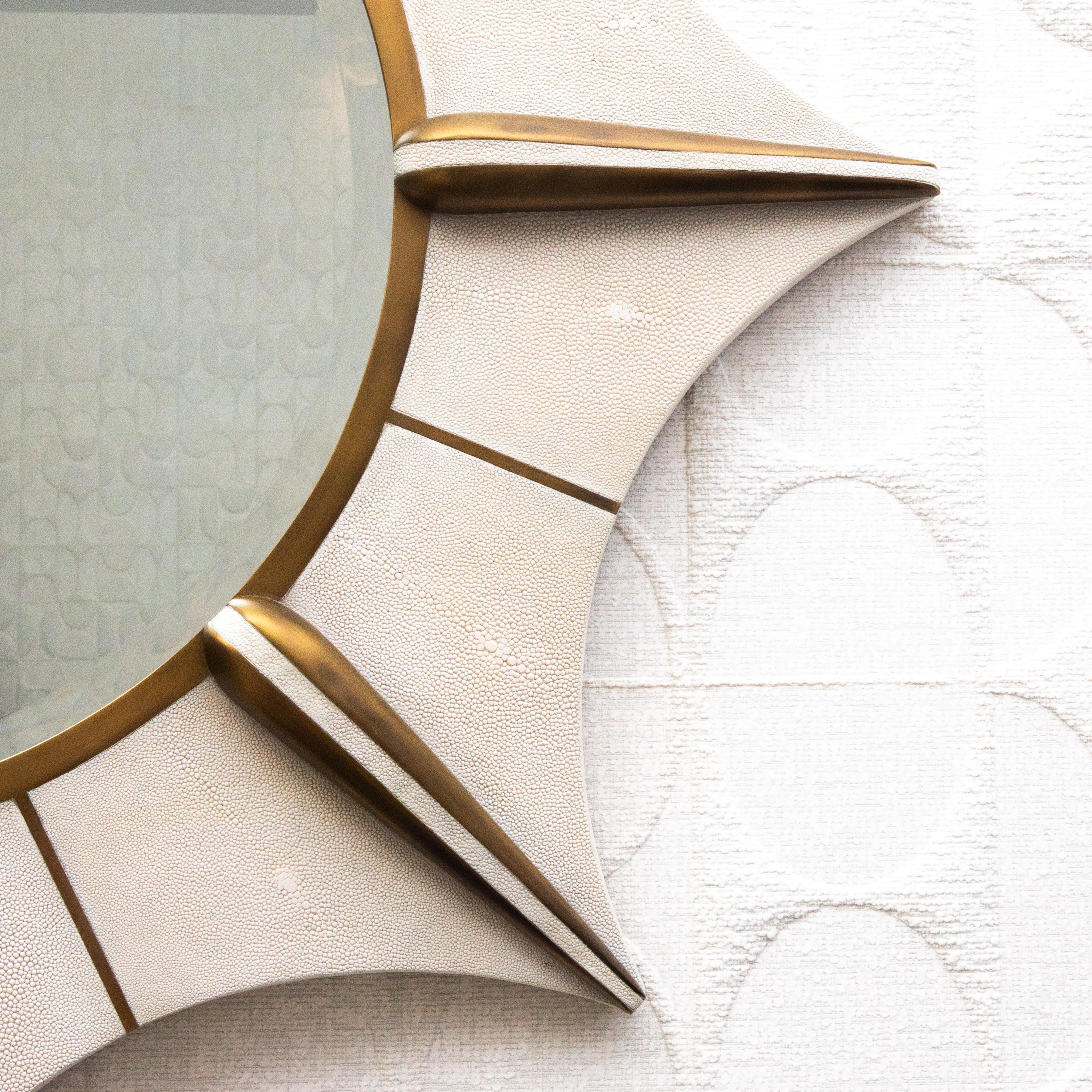 Miroir Modernity en galuchat crème et laiton patiné bronze par R&Y Augousti Neuf - En vente à West Hollywood, CA