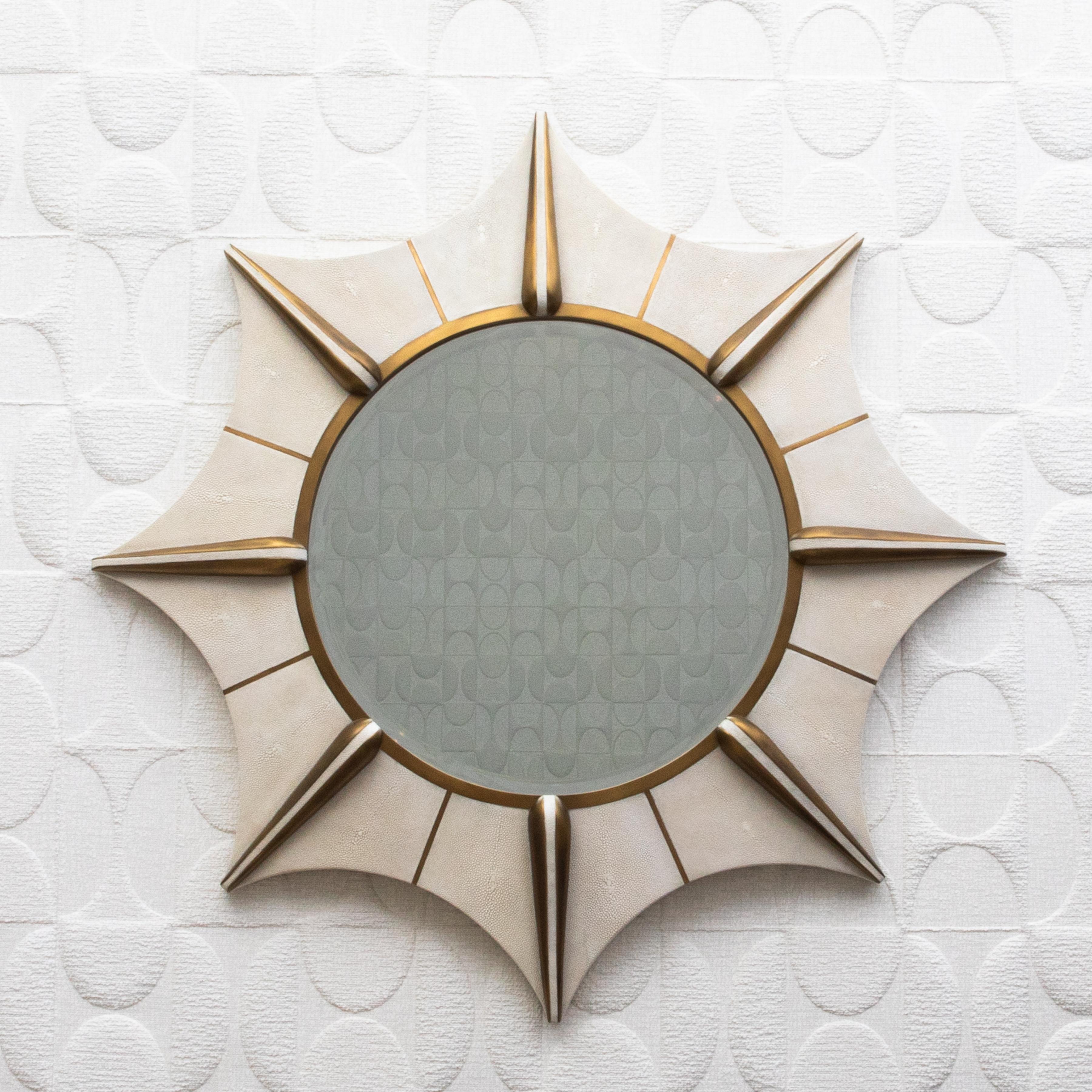 Miroir Modernity en galuchat crème et laiton patiné bronze par R&Y Augousti en vente 1