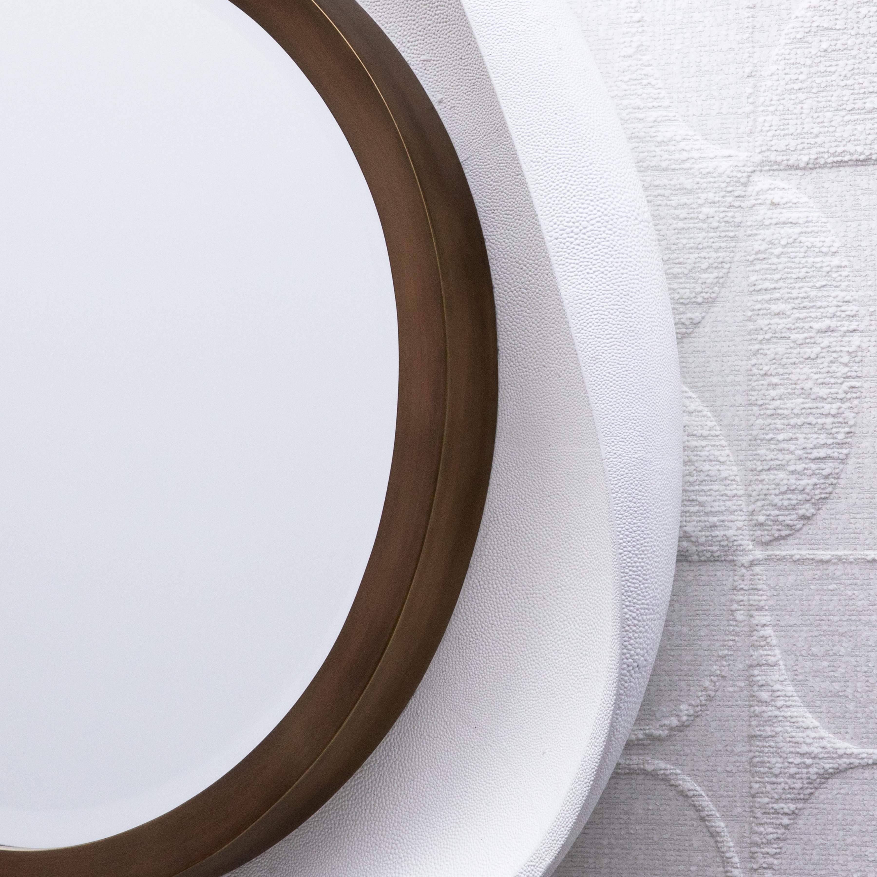 Art Déco Specchio moderno in zigrino bianco con dettagli in ottone patinato bronzo di R&Y Augousti in vendita
