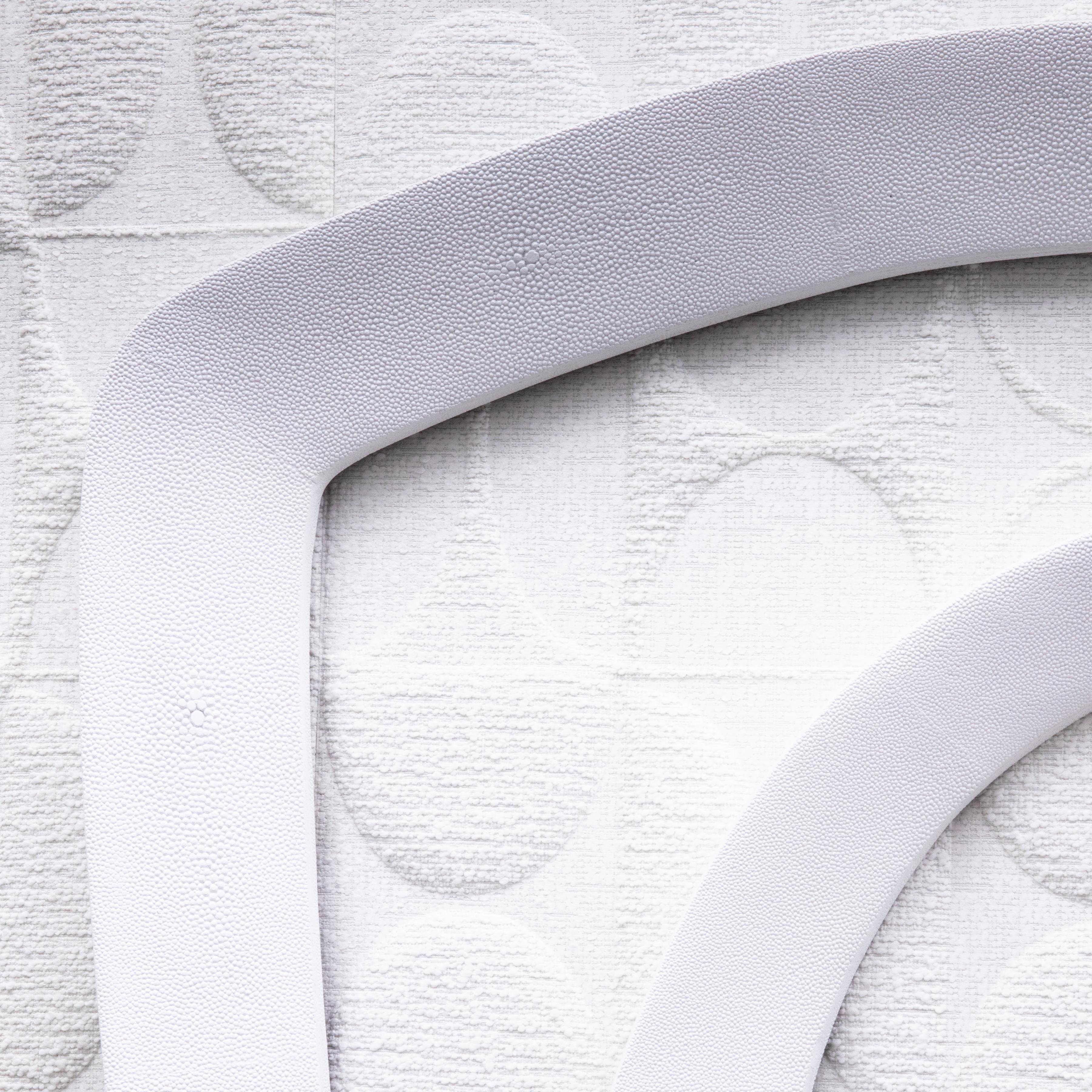 Art Déco Specchio moderno in zigrino bianco con dettagli in ottone patinato bronzo di R&Y Augousti in vendita