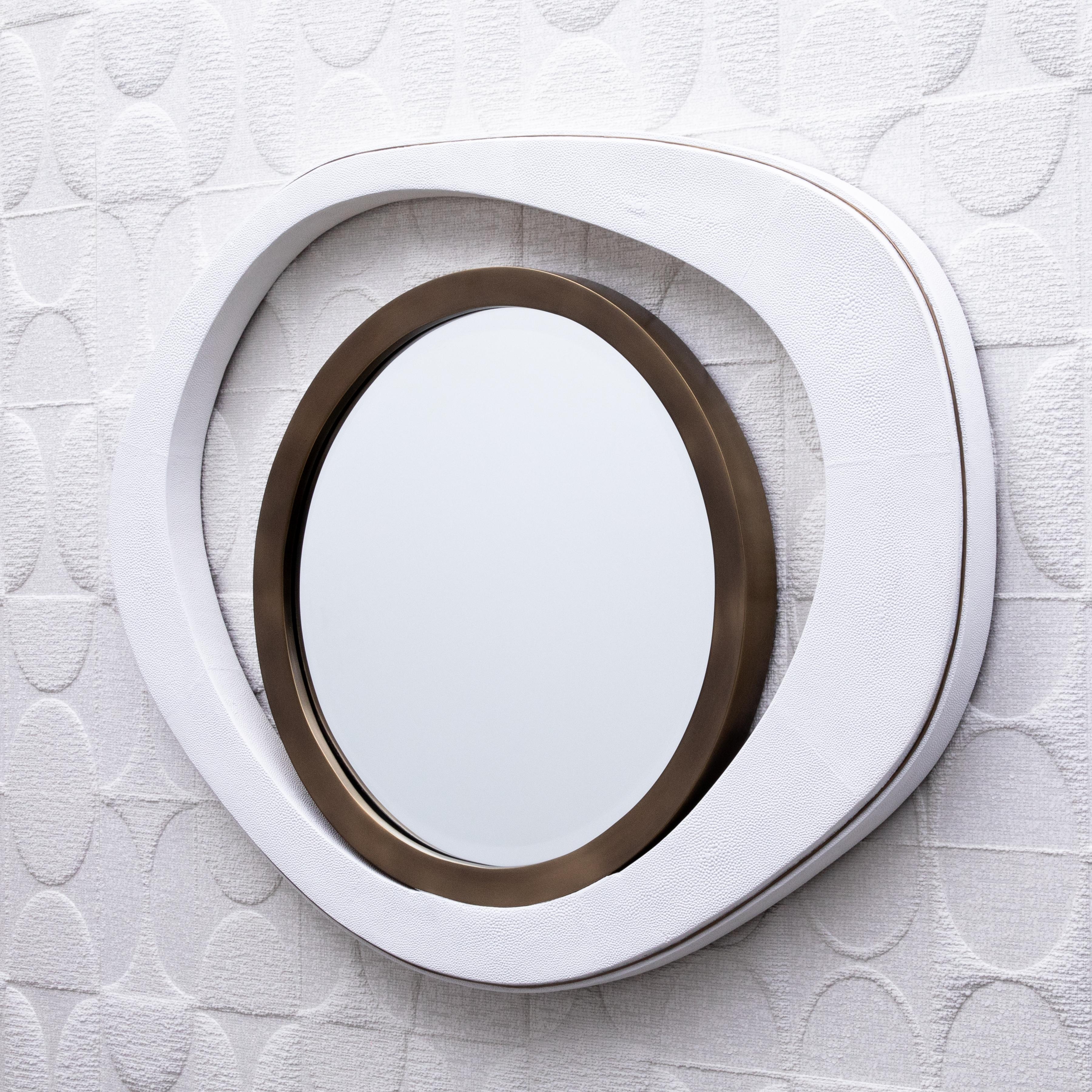 Art Déco Specchio moderno in zigrino bianco con dettagli in ottone patinato bronzo di R&Y Augousti in vendita